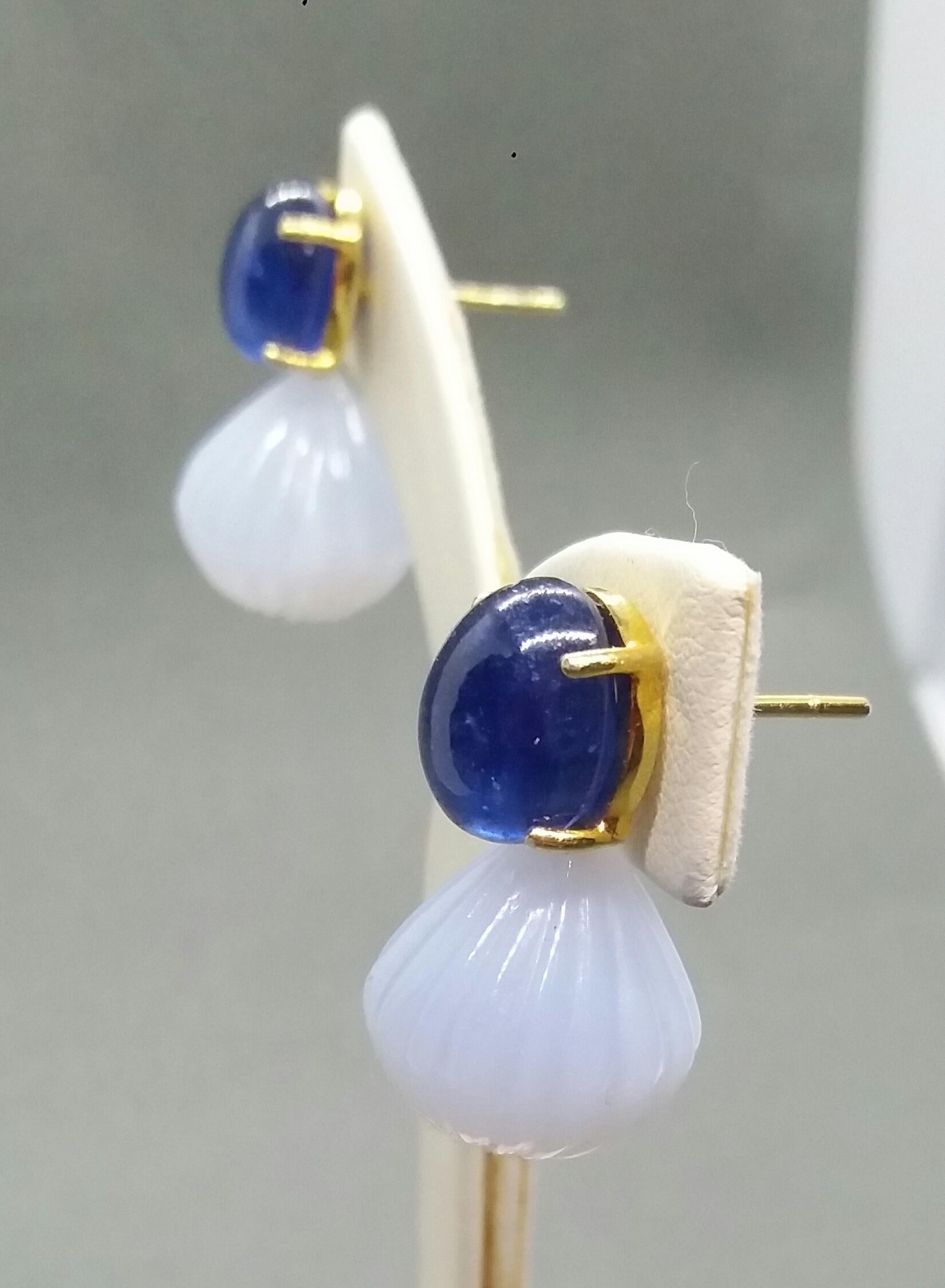 Blue Sapphire Oval Cabochon Chalcedony Carved Round Drops 14 Karat Yellow Gold For Sale 4