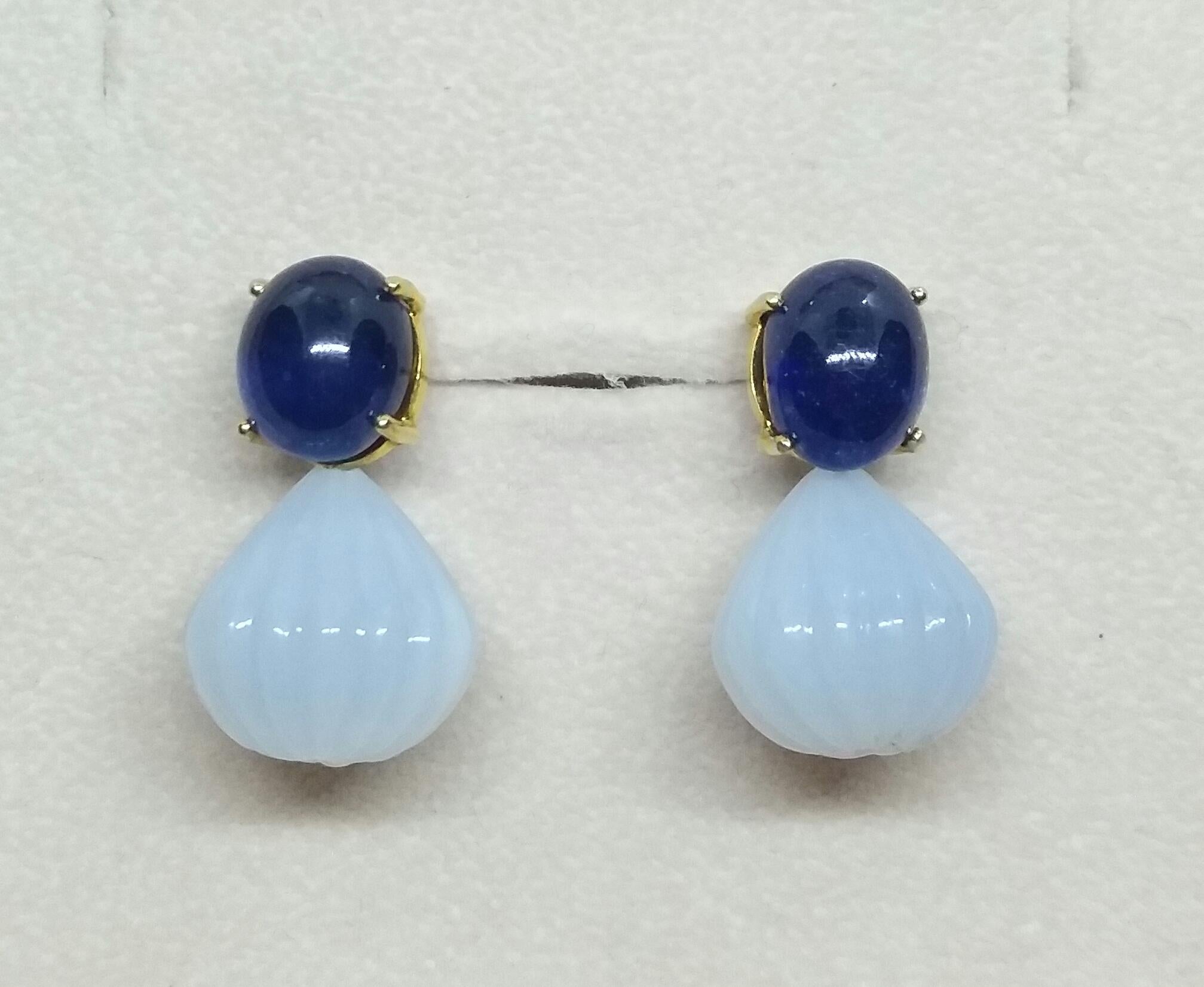 Blue Sapphire Oval Cabochon Chalcedony Carved Round Drops 14 Karat Yellow Gold For Sale 5