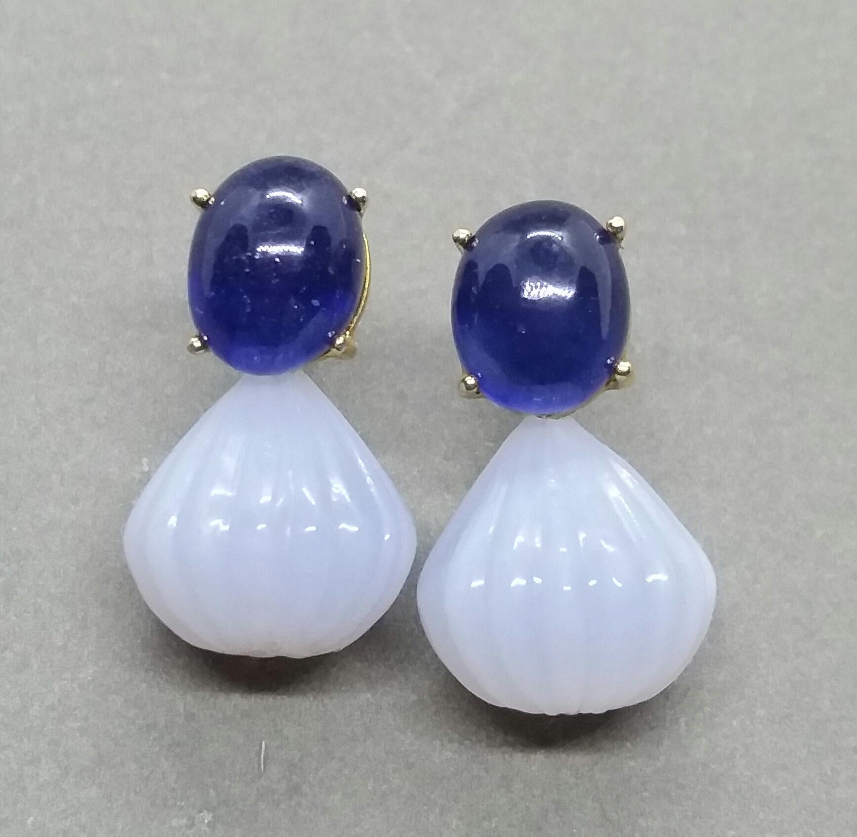 Blue Sapphire Oval Cabochon Chalcedony Carved Round Drops 14 Karat Yellow Gold In Excellent Condition For Sale In Bangkok, TH