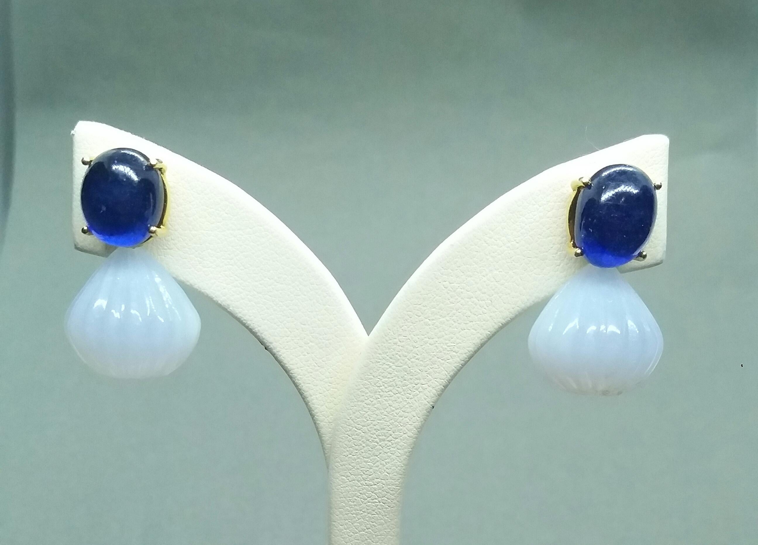 Blue Sapphire Oval Cabochon Chalcedony Carved Round Drops 14 Karat Yellow Gold For Sale 1