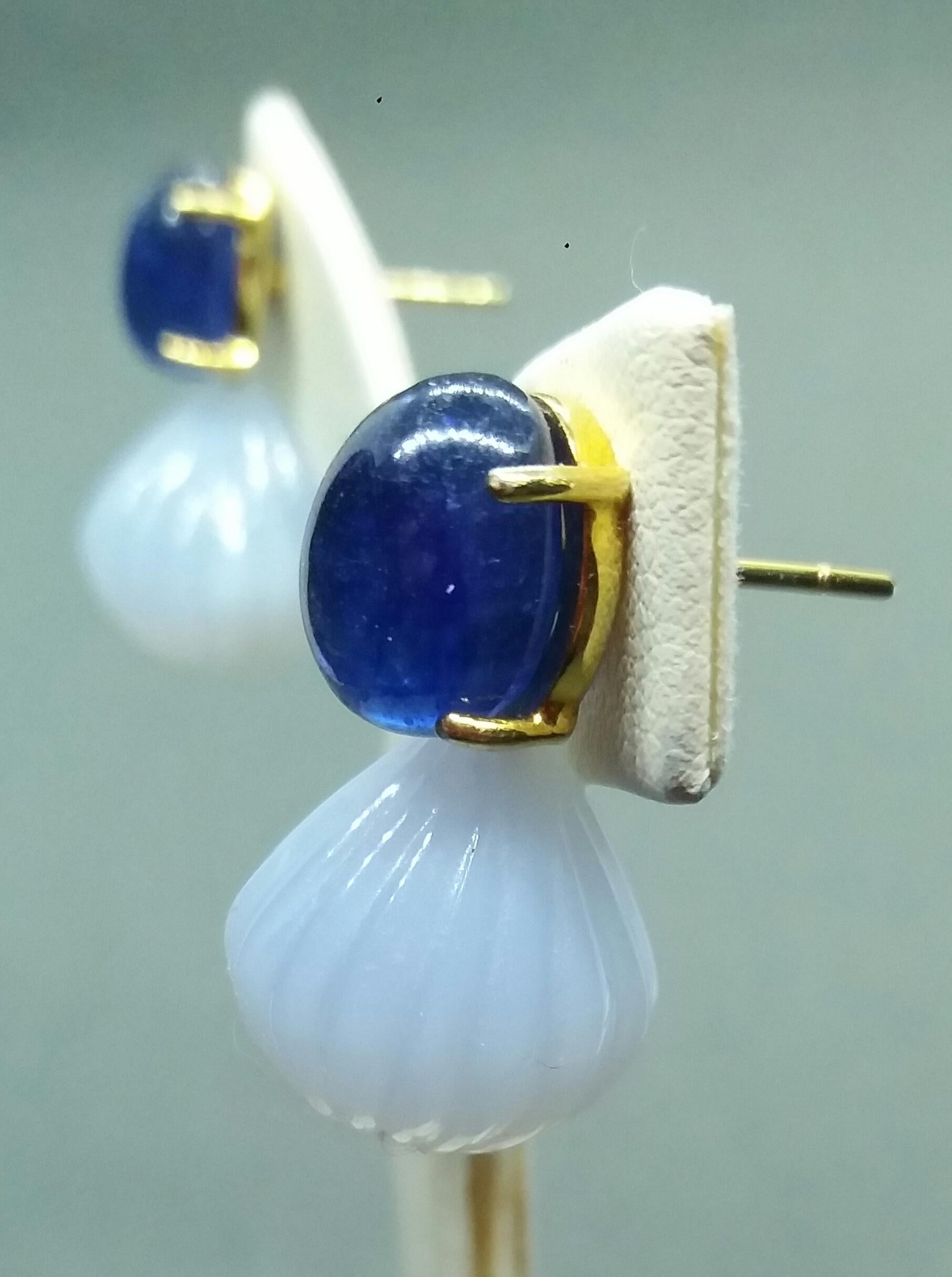 Blue Sapphire Oval Cabochon Chalcedony Carved Round Drops 14 Karat Yellow Gold For Sale 2