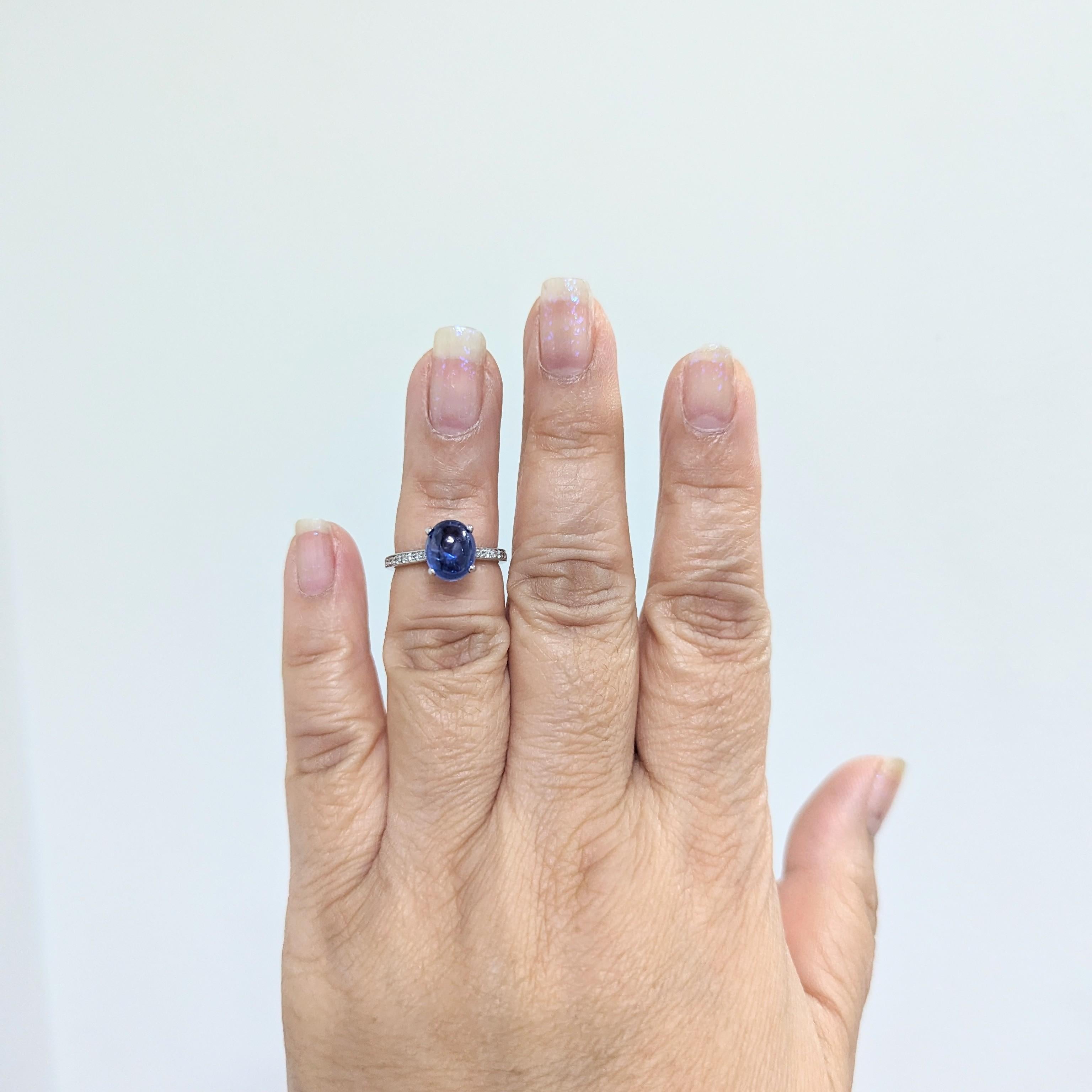 Wunderschöner ovaler Cabochon aus blauem Saphir von 3,53 ct. mit runden weißen Diamanten von 0,05 ct.  Handgefertigt aus 14k Weißgold.  Ring Größe 5,5.