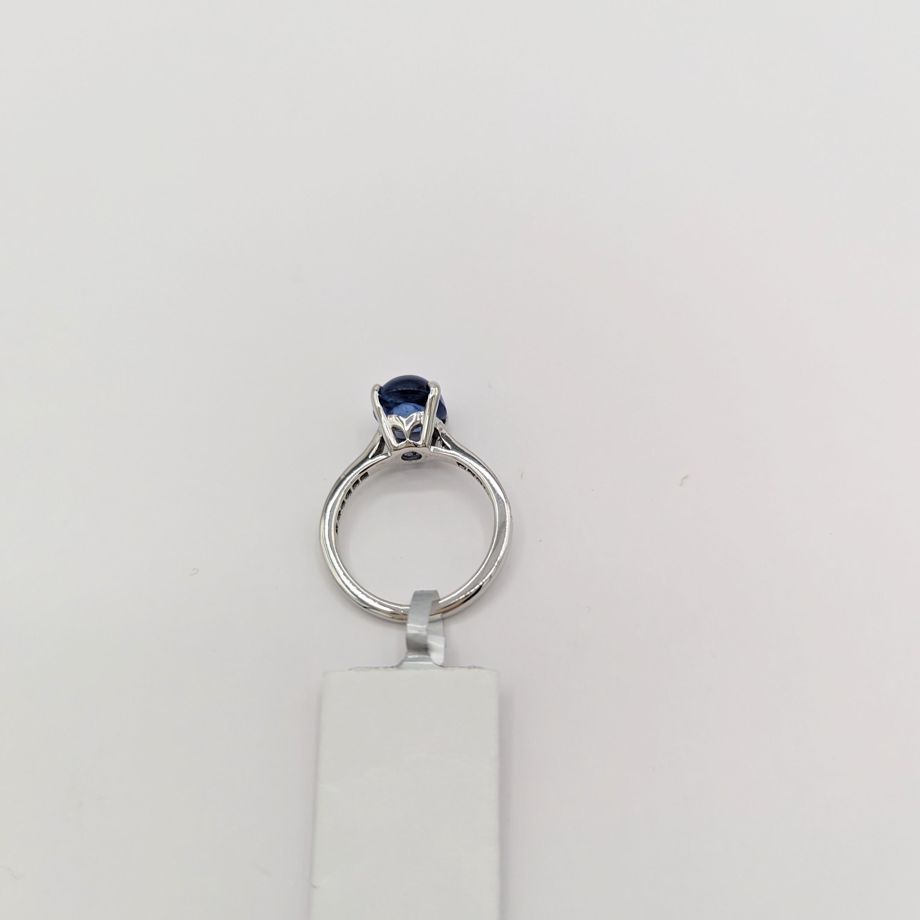 Solitär-Ring aus 14 Karat Weißgold mit blauem Saphir und ovalem Cabochon für Damen oder Herren im Angebot
