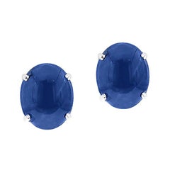 Orecchini con zaffiro blu ovale cabochon realizzati in oro bianco 14 carati