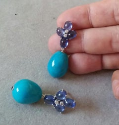 Boucles d'oreilles en goutte en or, diamants et turquoise ronde en forme de caisse ovale avec saphir bleu