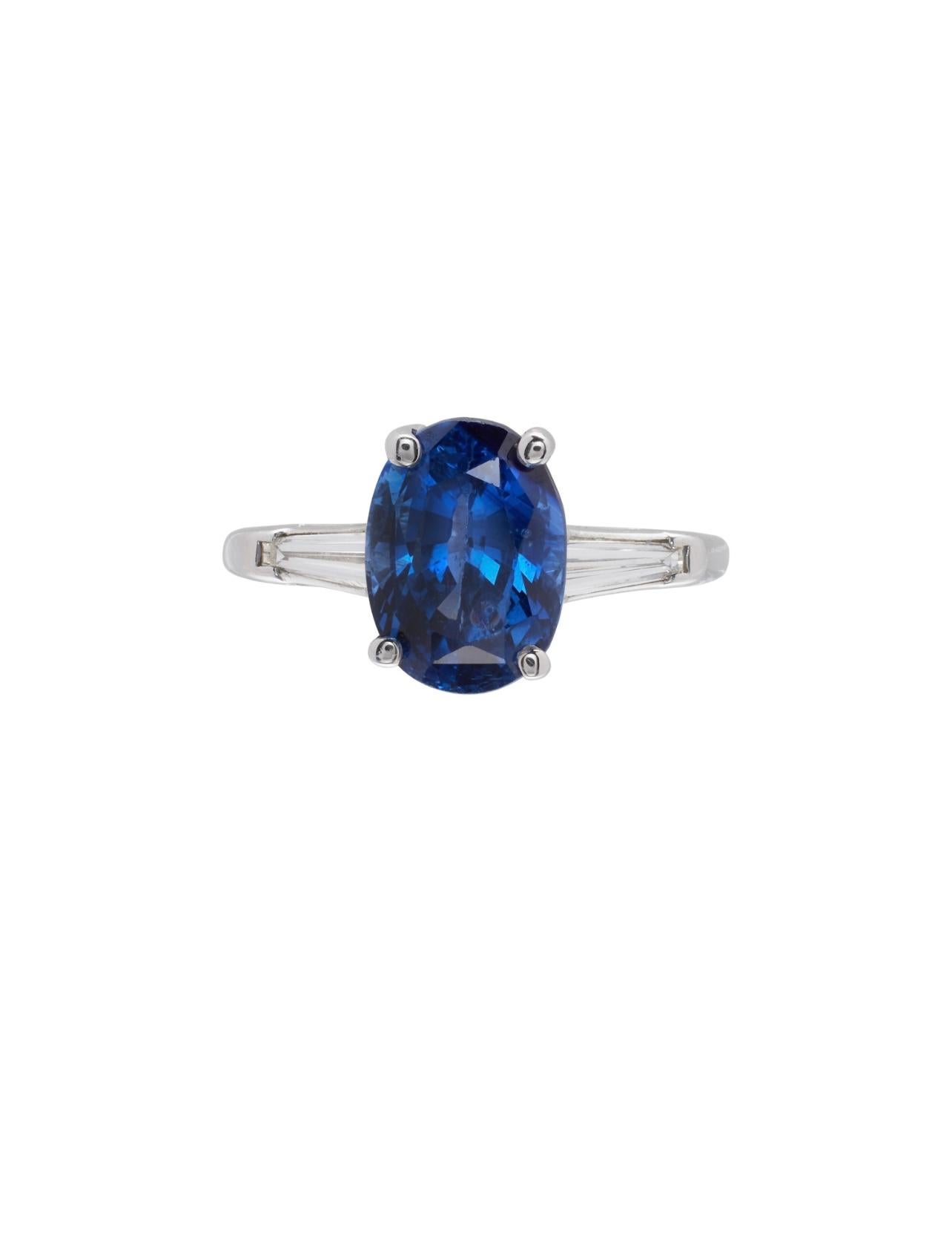 Splendido anello di fidanzamento con zaffiro blu reale di Ceylon e diamanti, realizzato a mano in platino. 

Al centro uno zaffiro di Ceylon di forma ovale e accentuato da diamanti affusolati con taglio a baguette. 

I dettagli sono i seguenti: