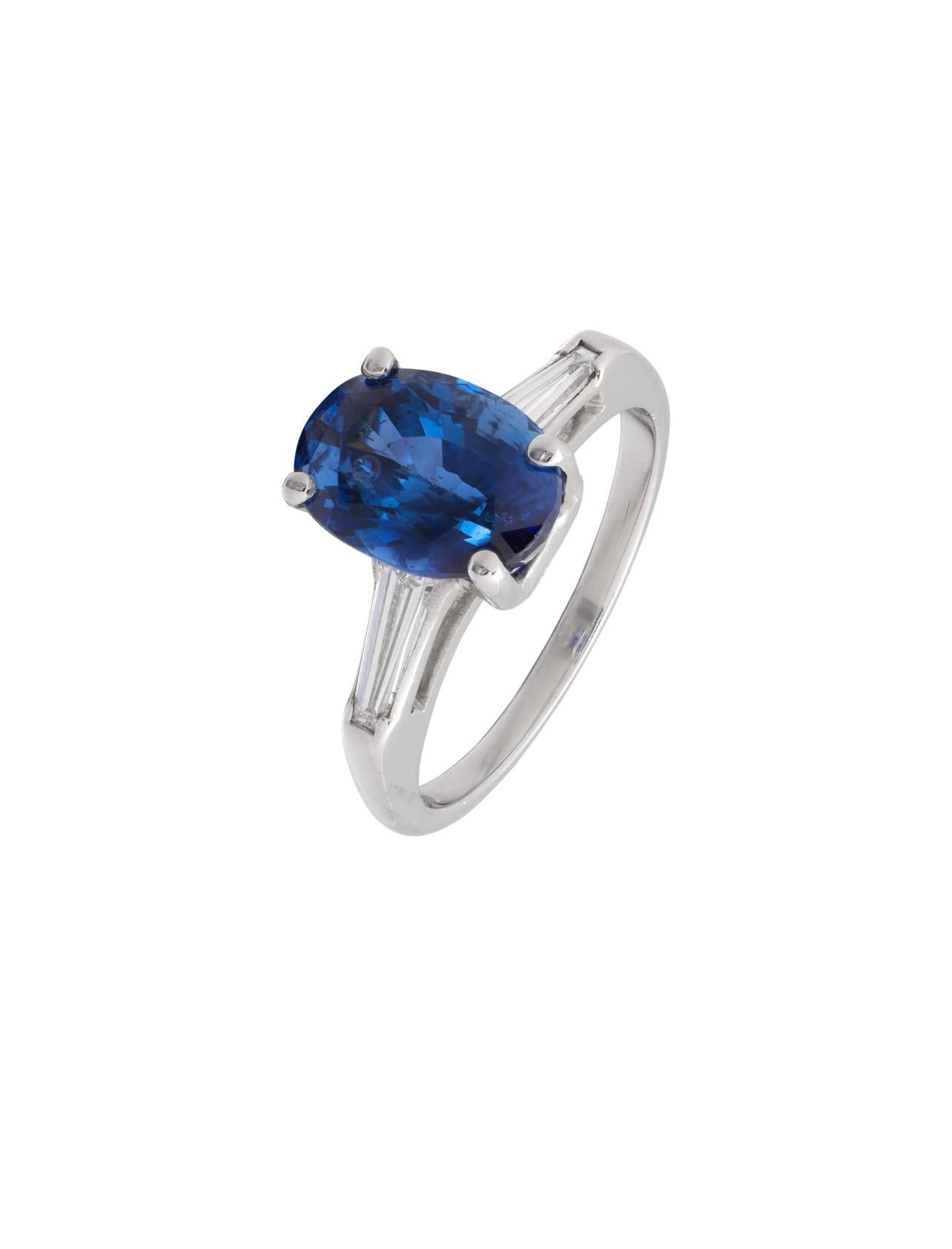 Contemporaneo Anello di fidanzamento con zaffiro blu ovale di Ceylon e diamanti in platino, GIA. in vendita