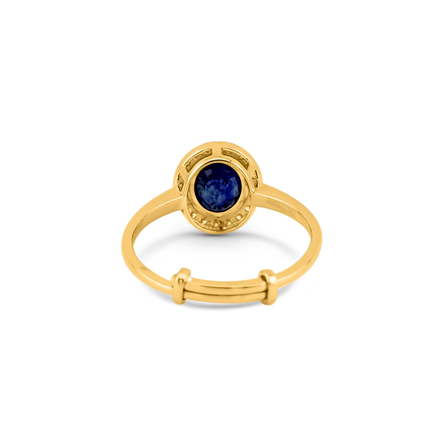 Contemporaneo Anello con zaffiro blu ovale e diamanti in oro giallo 18 carati in vendita