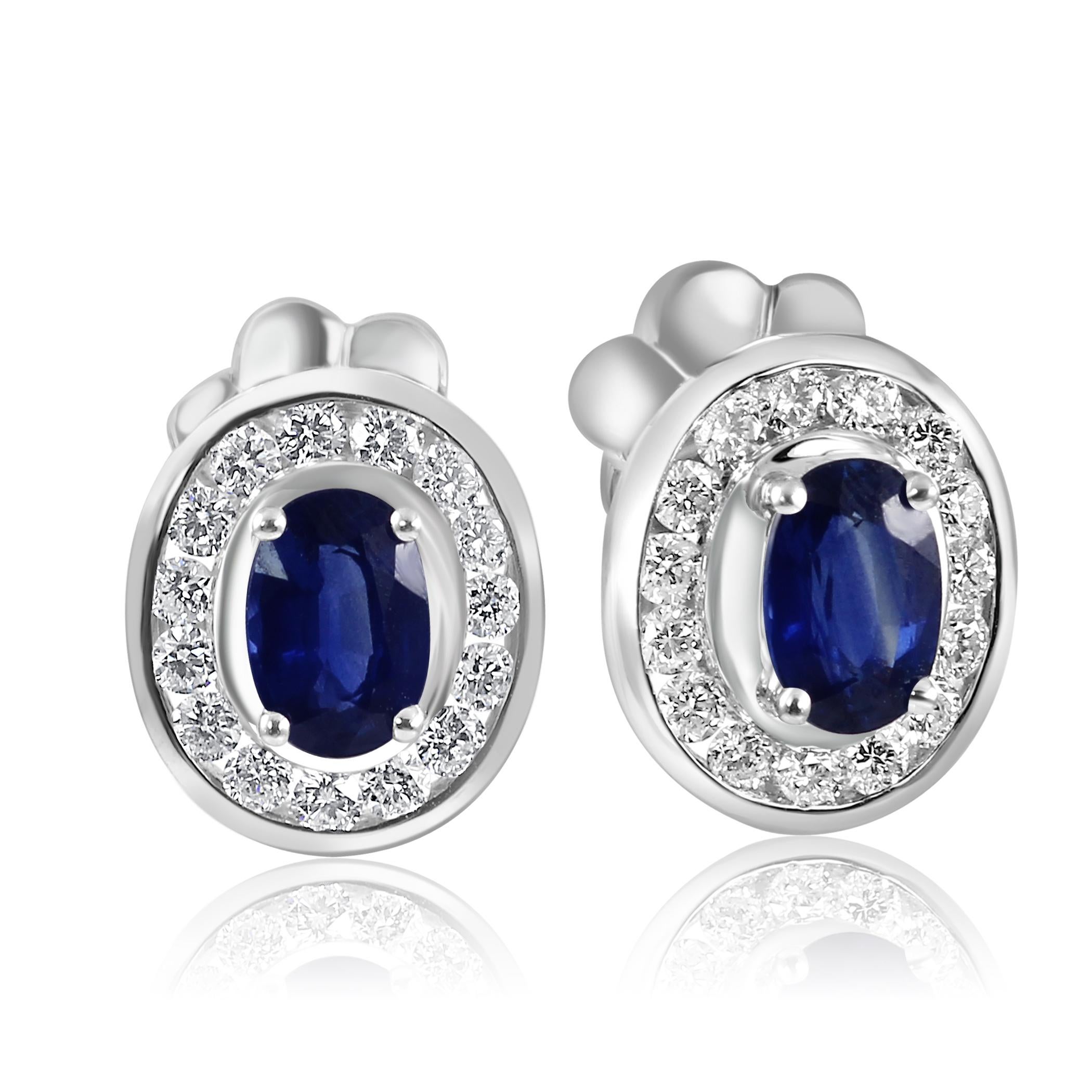 Moderne Clous d'oreilles à la mode en or 18 carats, saphir bleu ovale, diamant blanc rond et halo en vente