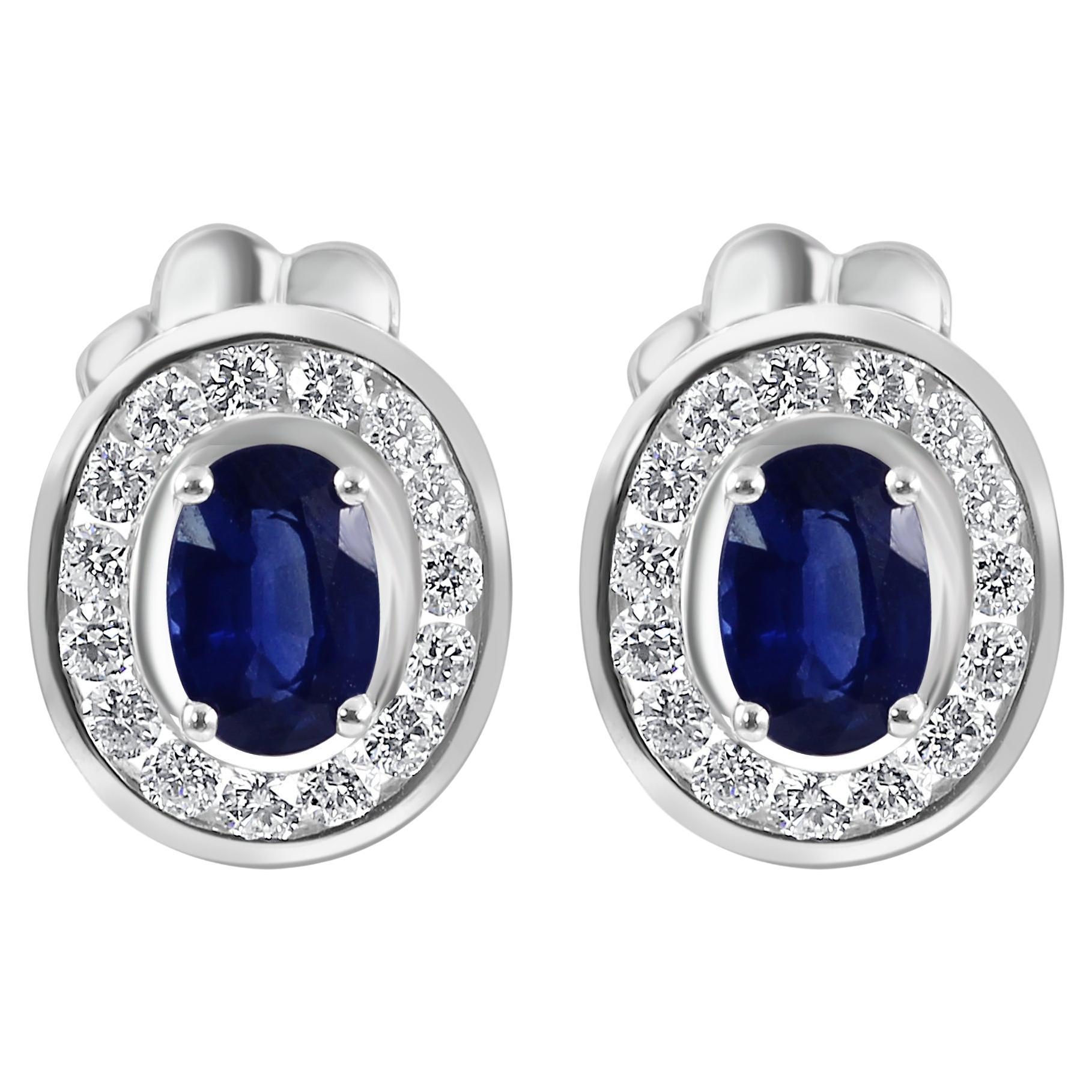 Clous d'oreilles à la mode en or blanc 18 carats, saphir bleu ovale, diamant blanc rond et halo 