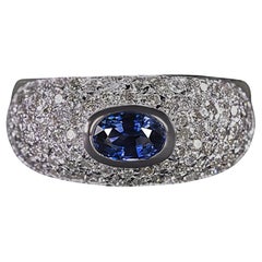 Bague à diamant pavé de saphirs bleus