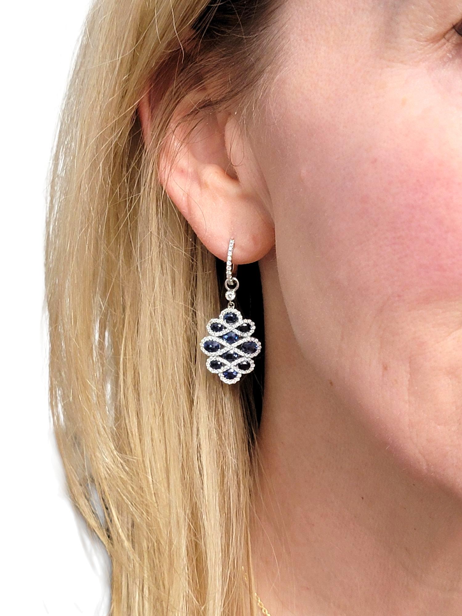Orecchini pendenti con motivo a volute di zaffiri blu e diamanti pavé in oro bianco 18 carati in vendita 4