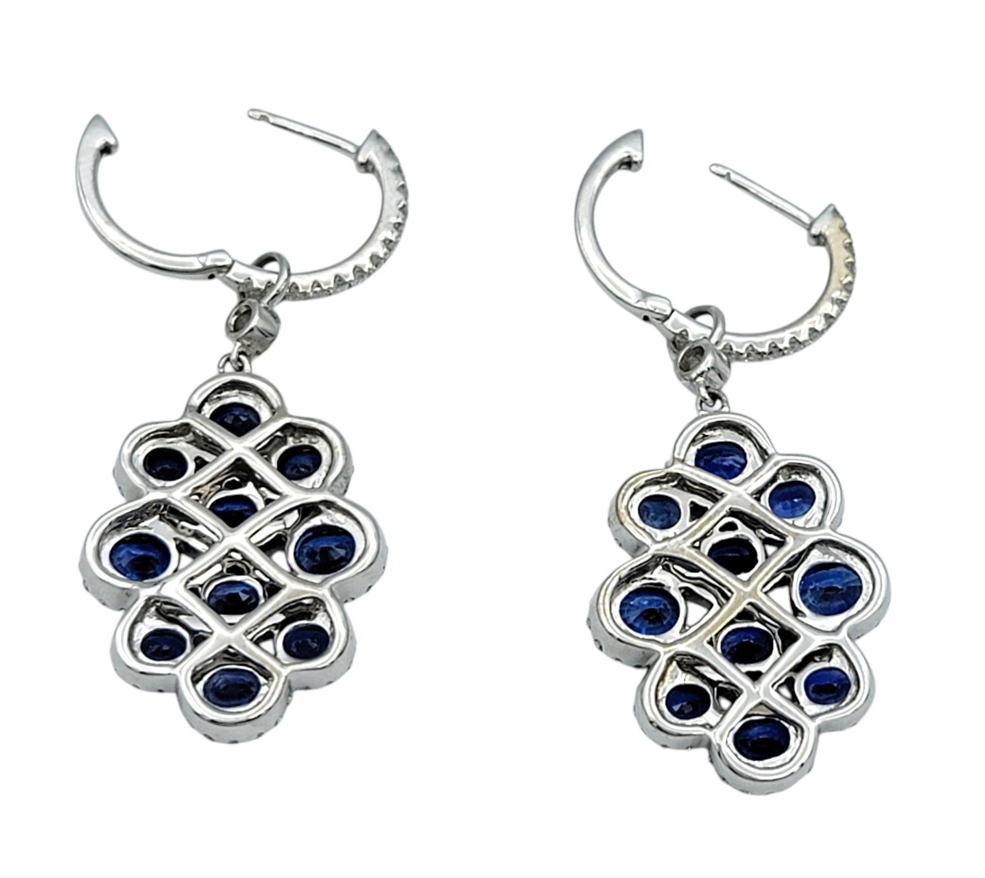 Taglio ovale Orecchini pendenti con motivo a volute di zaffiri blu e diamanti pavé in oro bianco 18 carati in vendita