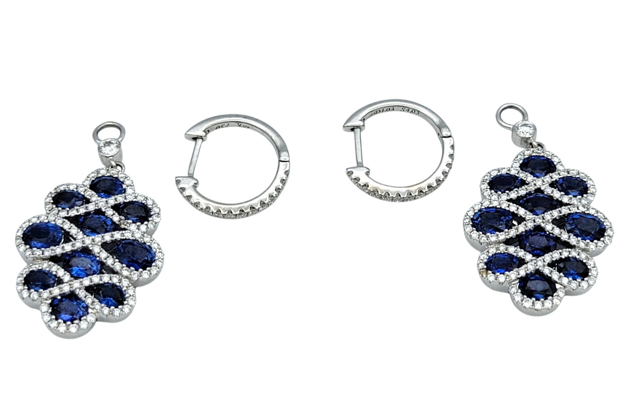 Orecchini pendenti con motivo a volute di zaffiri blu e diamanti pavé in oro bianco 18 carati In condizioni buone in vendita a Scottsdale, AZ