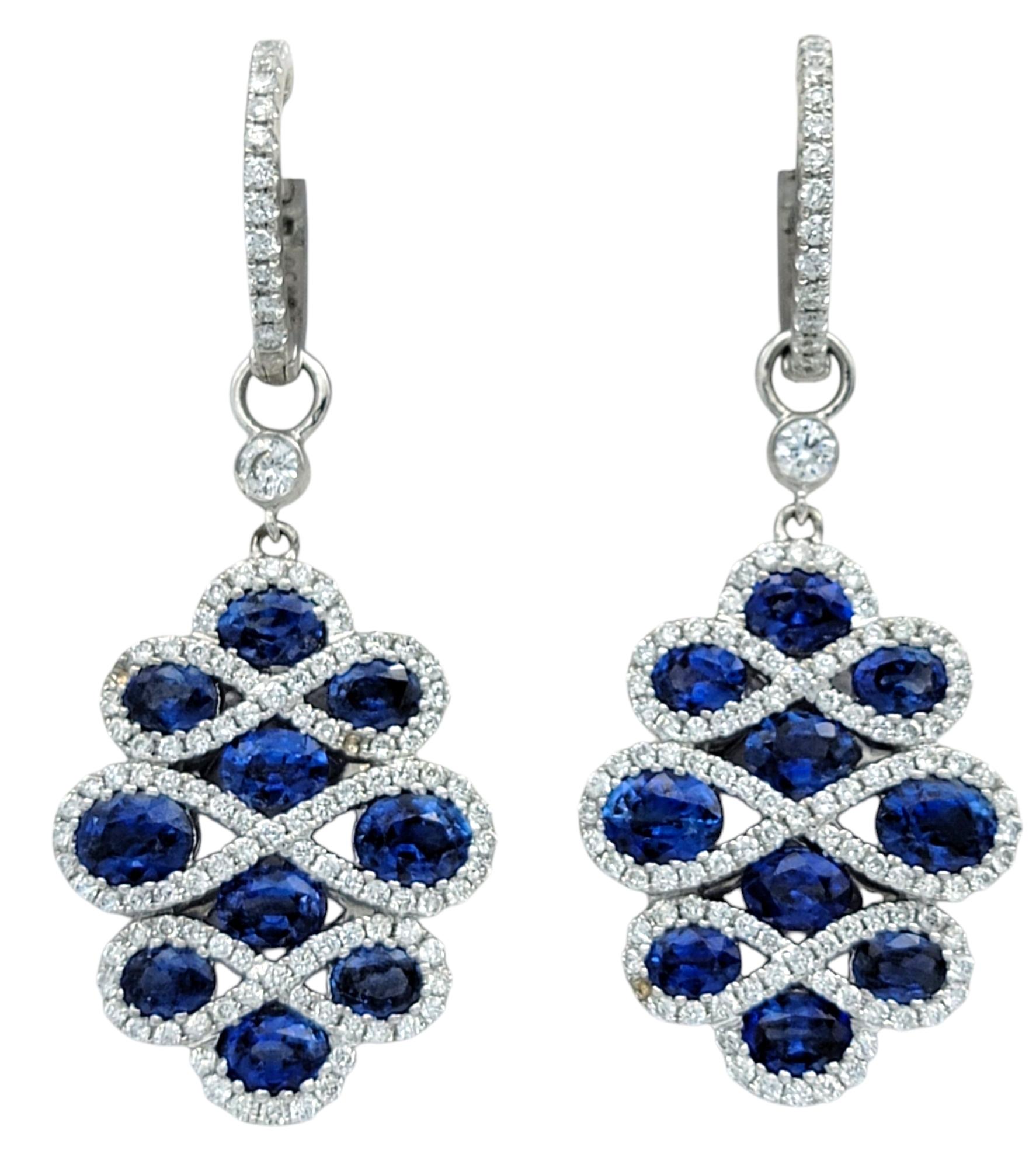 Orecchini pendenti con motivo a volute di zaffiri blu e diamanti pavé in oro bianco 18 carati in vendita 1