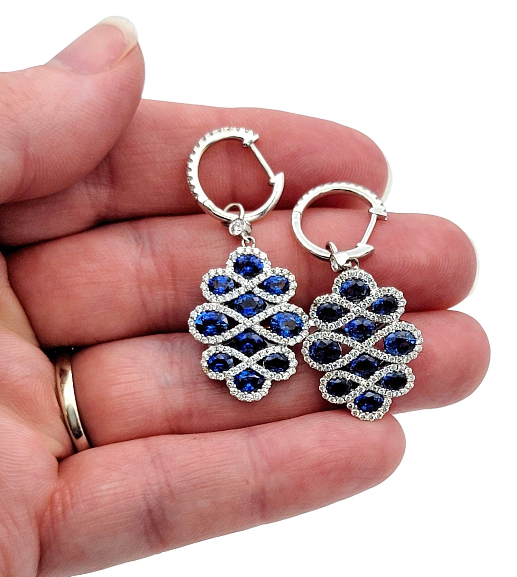 Orecchini pendenti con motivo a volute di zaffiri blu e diamanti pavé in oro bianco 18 carati in vendita 2