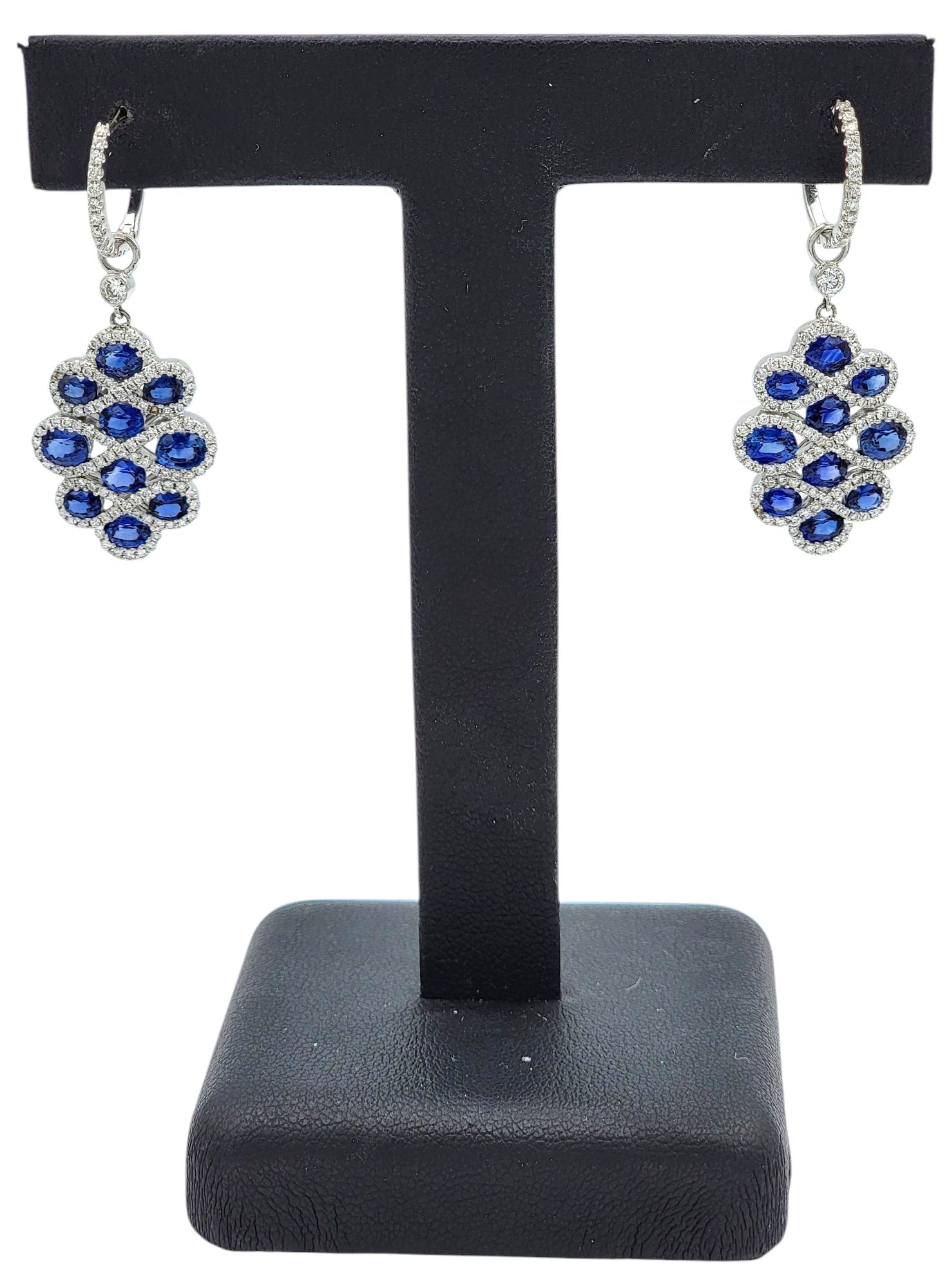 Orecchini pendenti con motivo a volute di zaffiri blu e diamanti pavé in oro bianco 18 carati in vendita 3