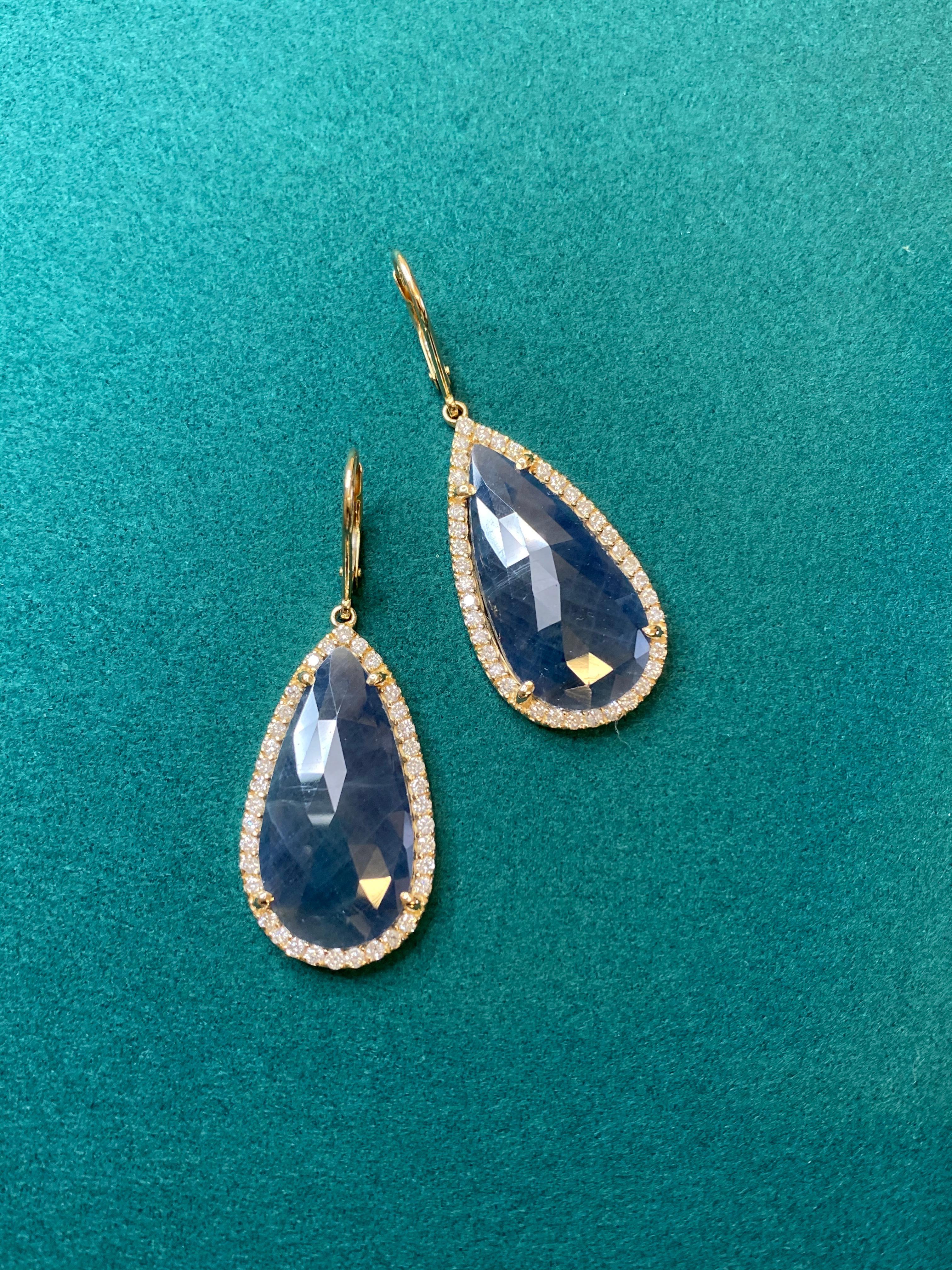 Taille poire Boucles d'oreilles poire saphir bleu Cabochon facetté Diamant Halo Drop en or 18K en vente