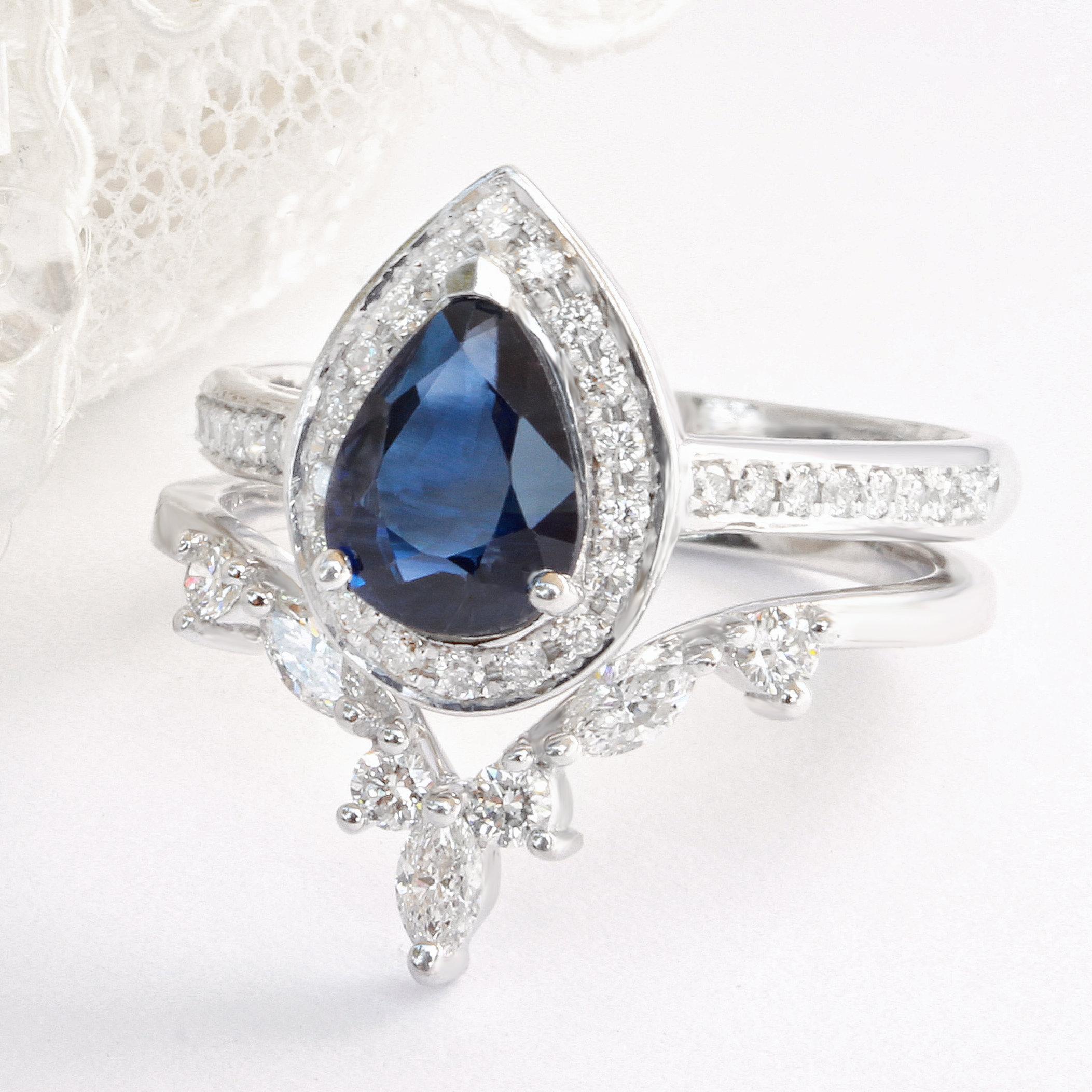 Royal and beautiful Blue Sapphire Pear Shape & Diamonds Wedding Rings Set.
The center stone can be customized.
The list is for a two ring set.
Handmade with care. 
An original design by Silly Shiny Diamonds. 

Details: 
* Center Stone Shape: Pear