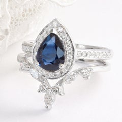 Ensemble d'alliances en saphir bleu de forme poire et diamants - "NIA"