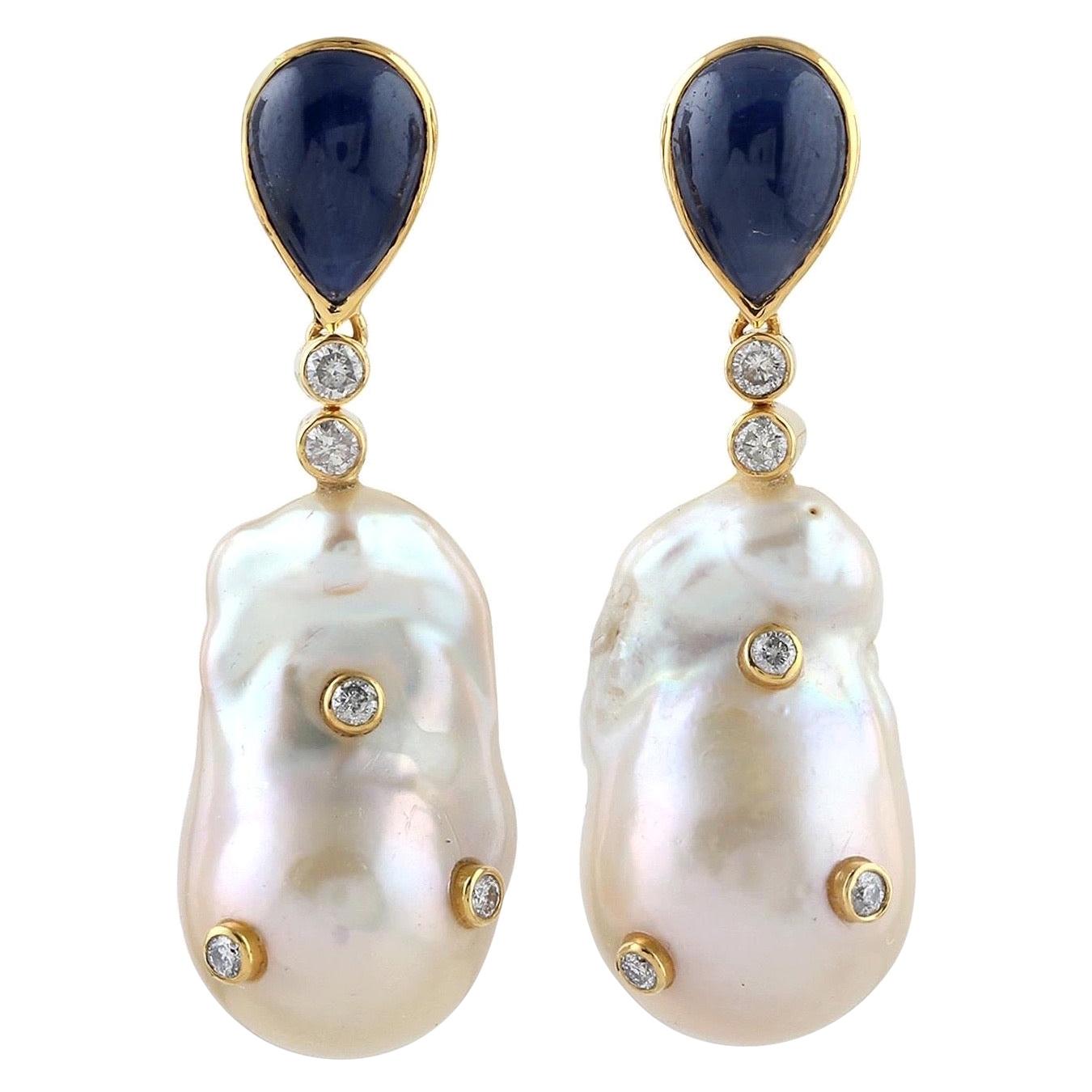Ohrringe aus 18 Karat Gold mit blauem Saphir, Perle und Diamant im Angebot