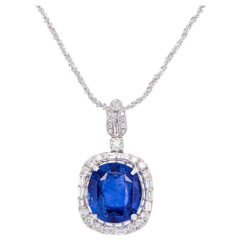 Blue Sapphire Pendant 5.95 Carat with Diamonds 1.40 Carats Total 18K Gold For Sale
