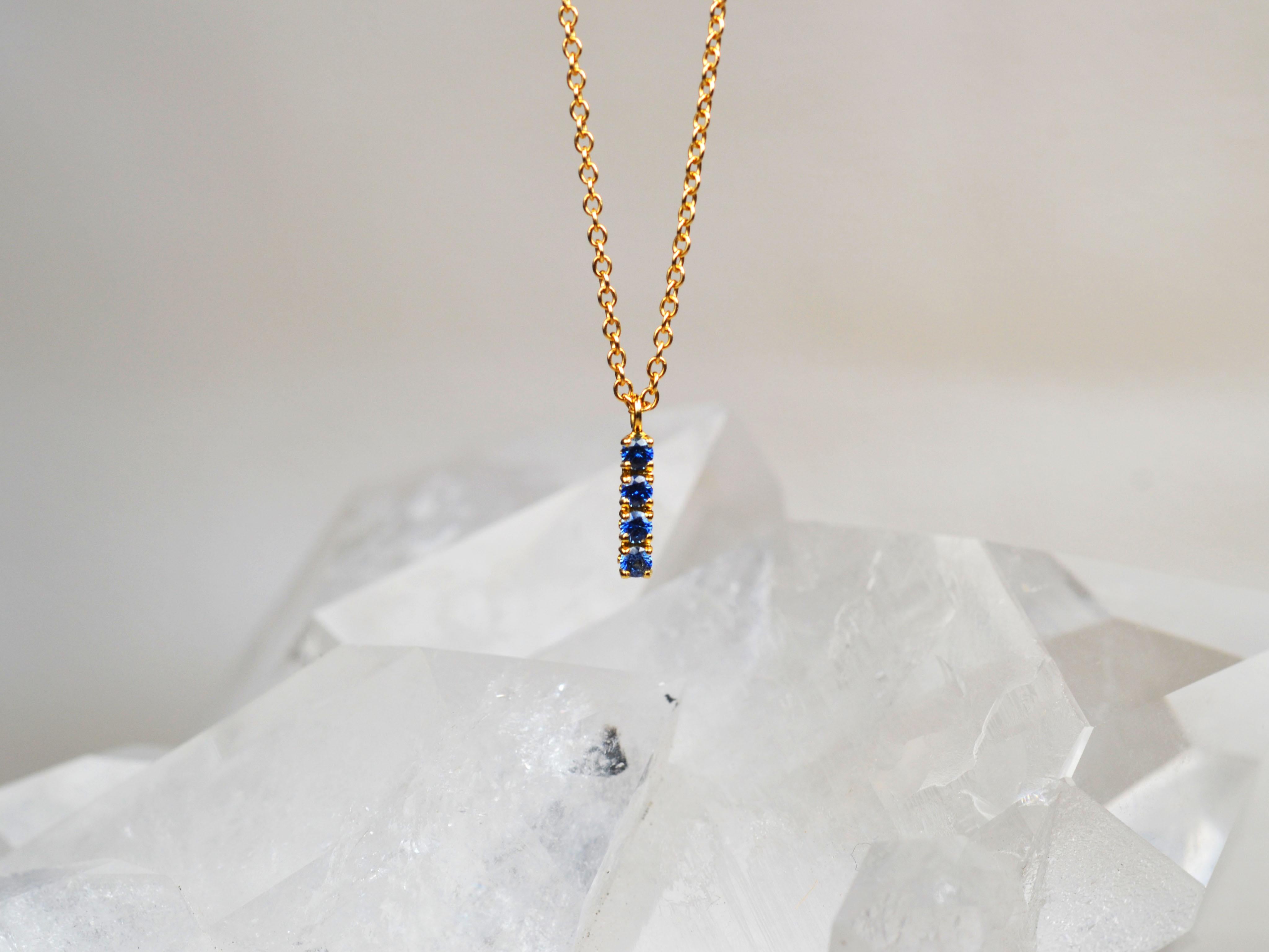 Dazzling 18k yellow gold short blue sapphire pendant from our Blossom collection. Perfect to add a splash of colour to your day and outfit. For a minimal look you can wear it solo or together with our Blossom earring studs and eternity band. We have