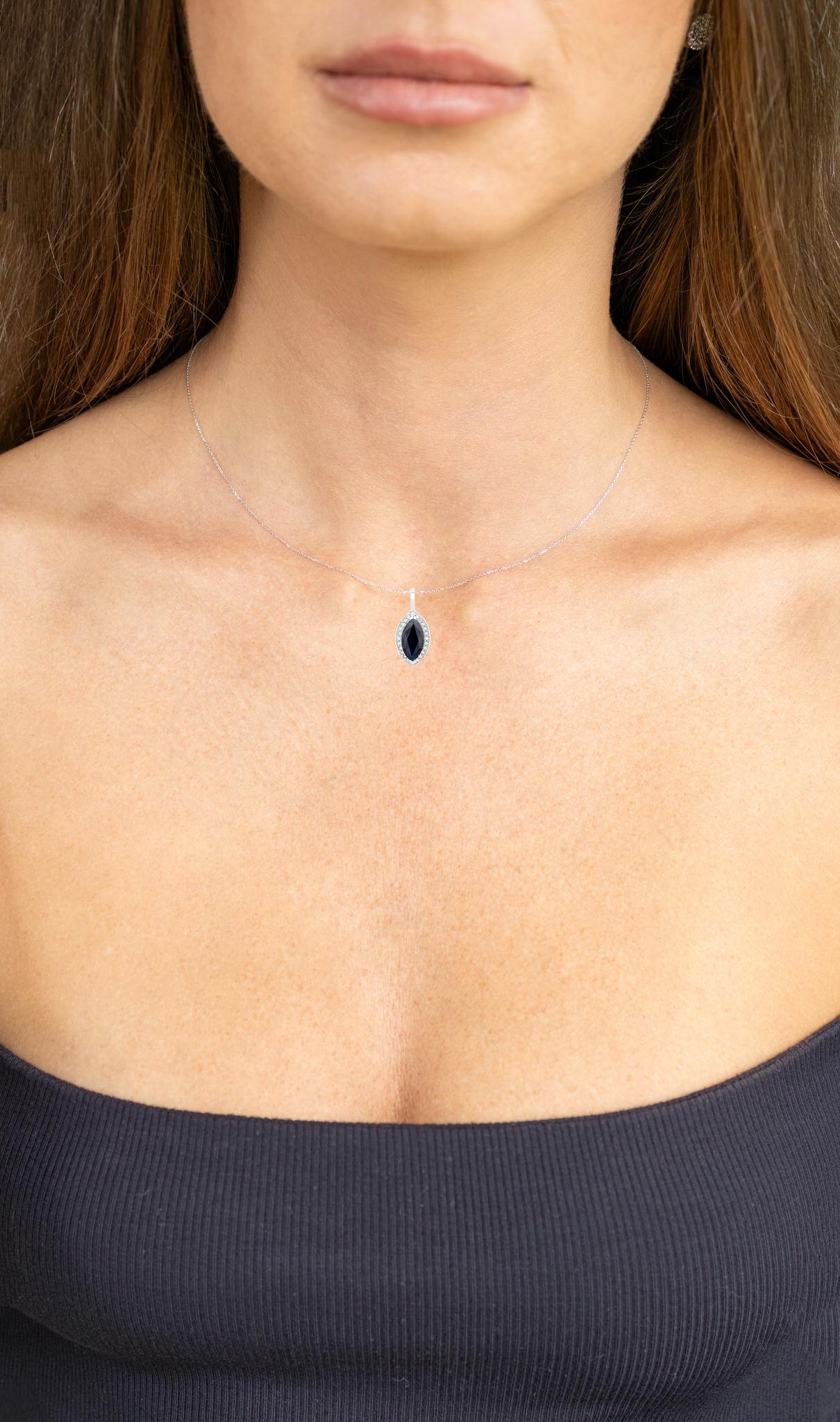 Contemporain Collier pendentif saphir bleu 2,28 carats et or jaune 10 carats en vente