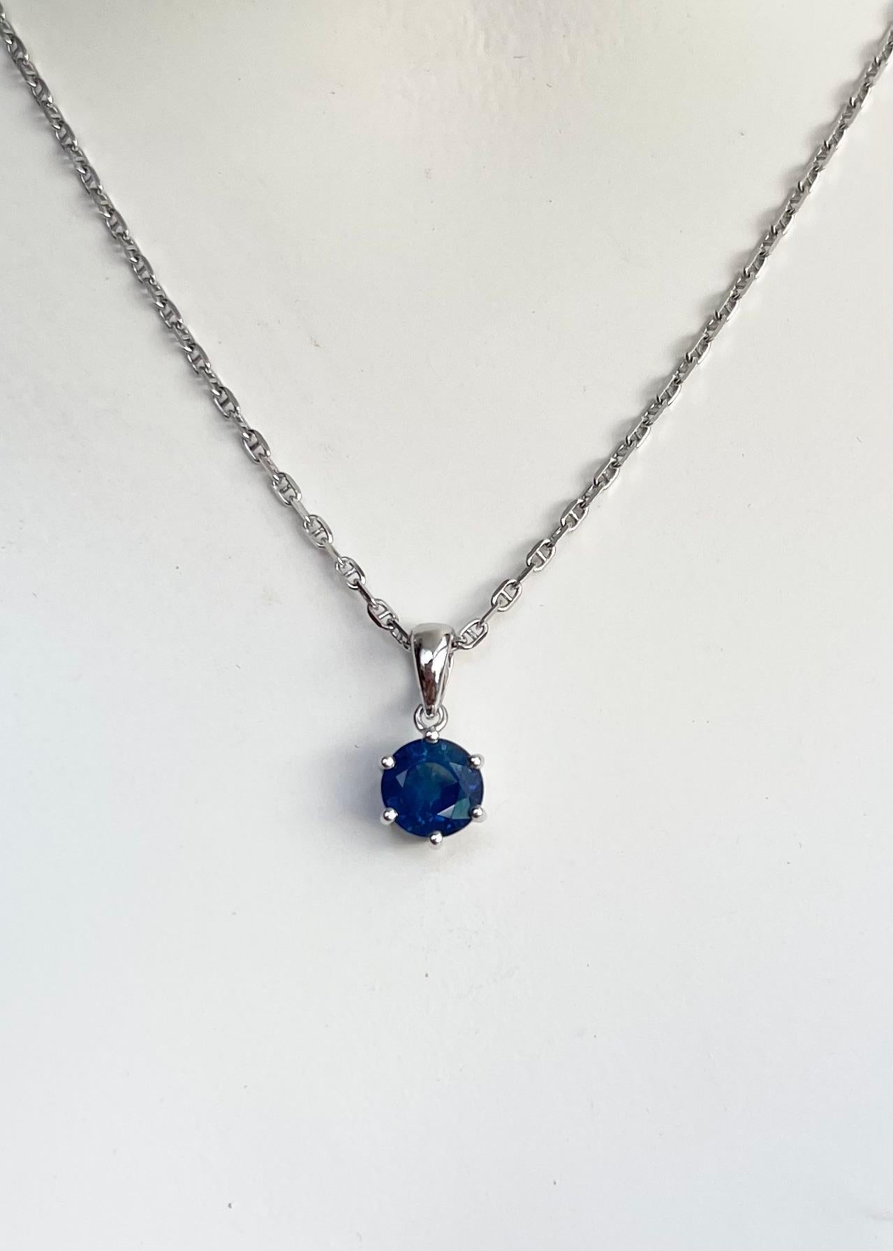 Saphir bleu 1,34 carats Pendentif serti en or blanc 18K
(chaîne non incluse)

Largeur : 0,6 cm 
Longueur : 1.5 cm
Poids total : 0,90 grammes

