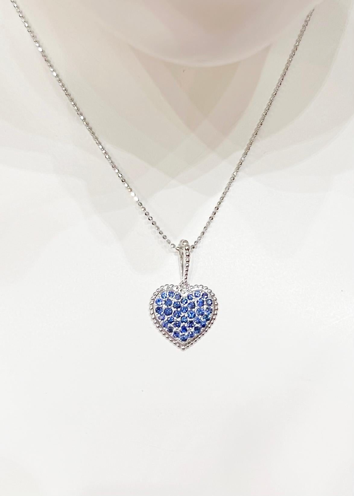 Ciondolo con zaffiro blu da 1,13 carati e montatura in oro bianco 18 carati
(catena non inclusa)

Larghezza: 1.7 cm 
Lunghezza: 2.7 cm
Peso totale: 2.49 grammi

