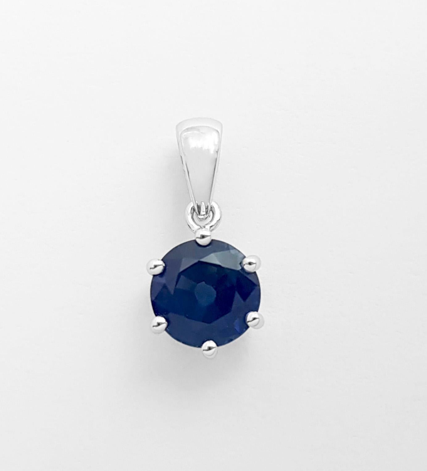 Contemporain Pendentif en saphir bleu serti dans des montures en or blanc 18K en vente