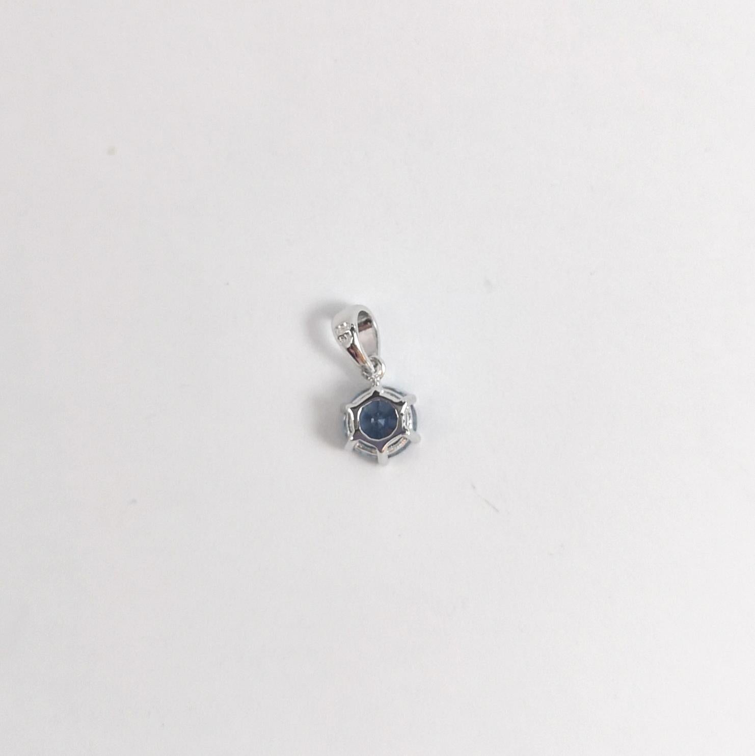 Taille ronde Pendentif en saphir bleu serti dans des montures en or blanc 18K en vente