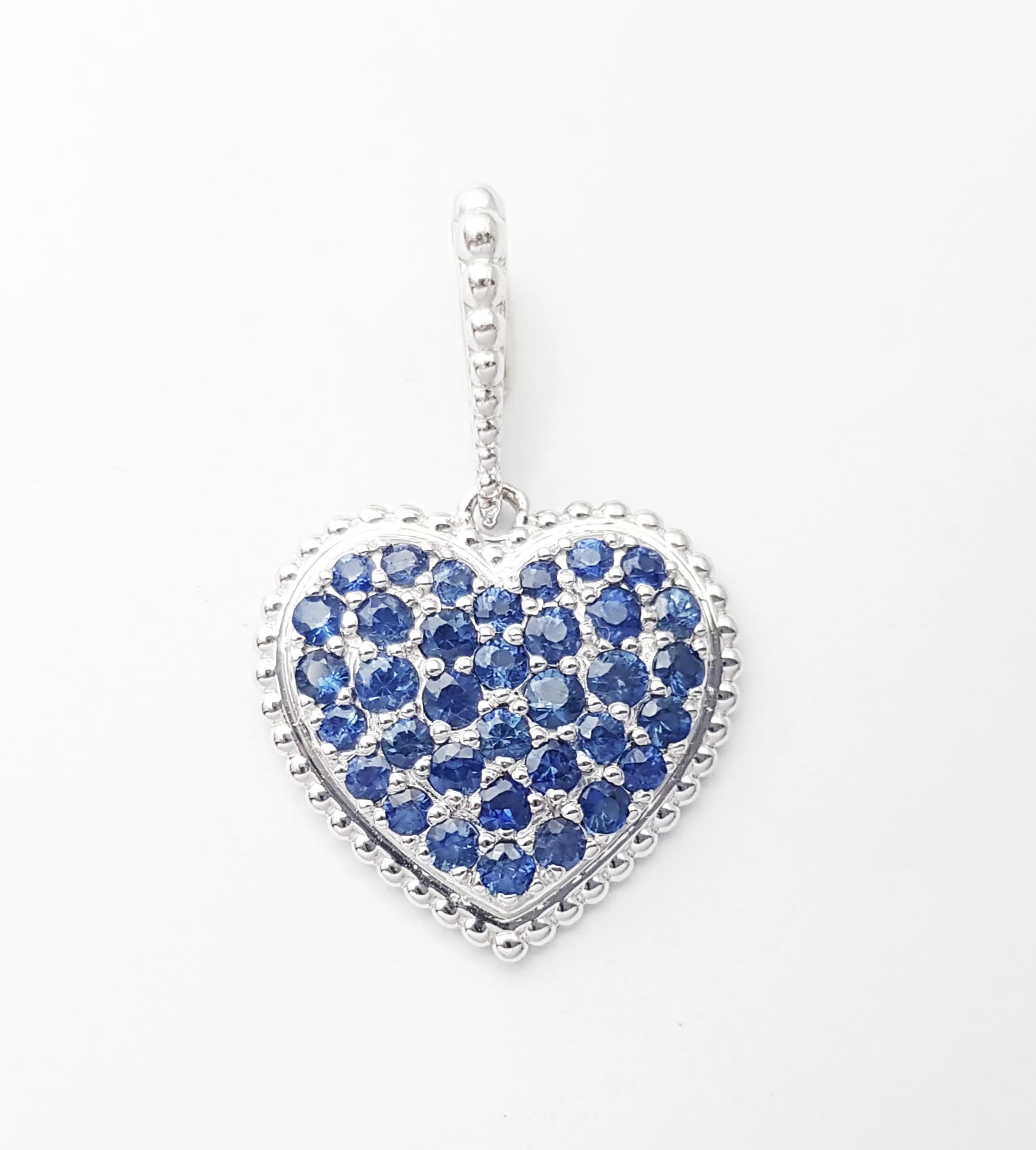 Taglio rotondo Ciondolo con zaffiro blu incastonato in oro bianco 18 carati in vendita