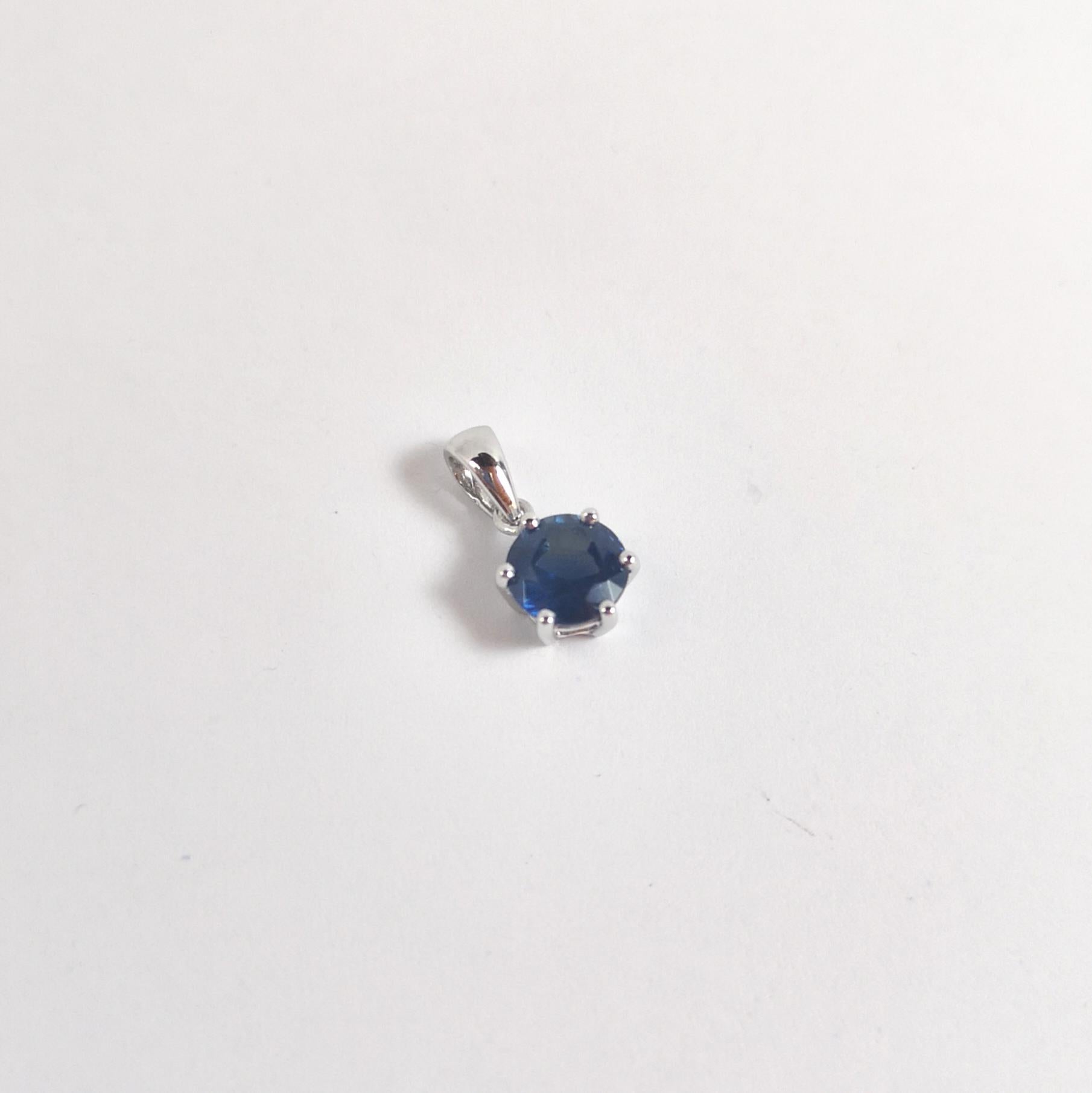 Pendentif en saphir bleu serti dans des montures en or blanc 18K Neuf - En vente à Bangkok, TH