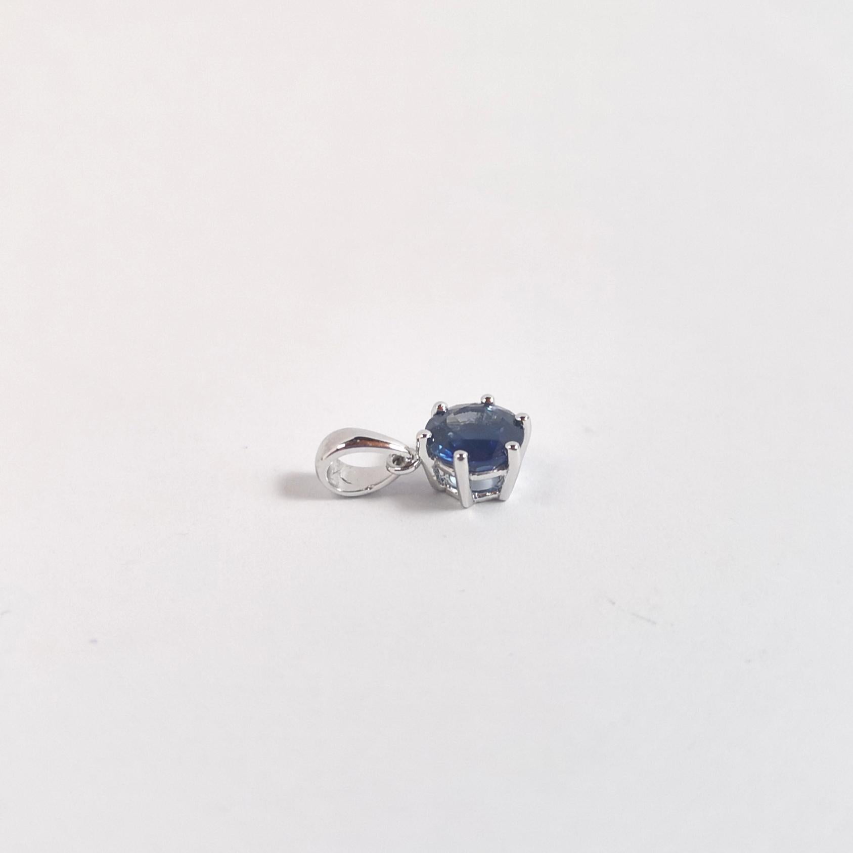 Pendentif en saphir bleu serti dans des montures en or blanc 18K Pour femmes en vente