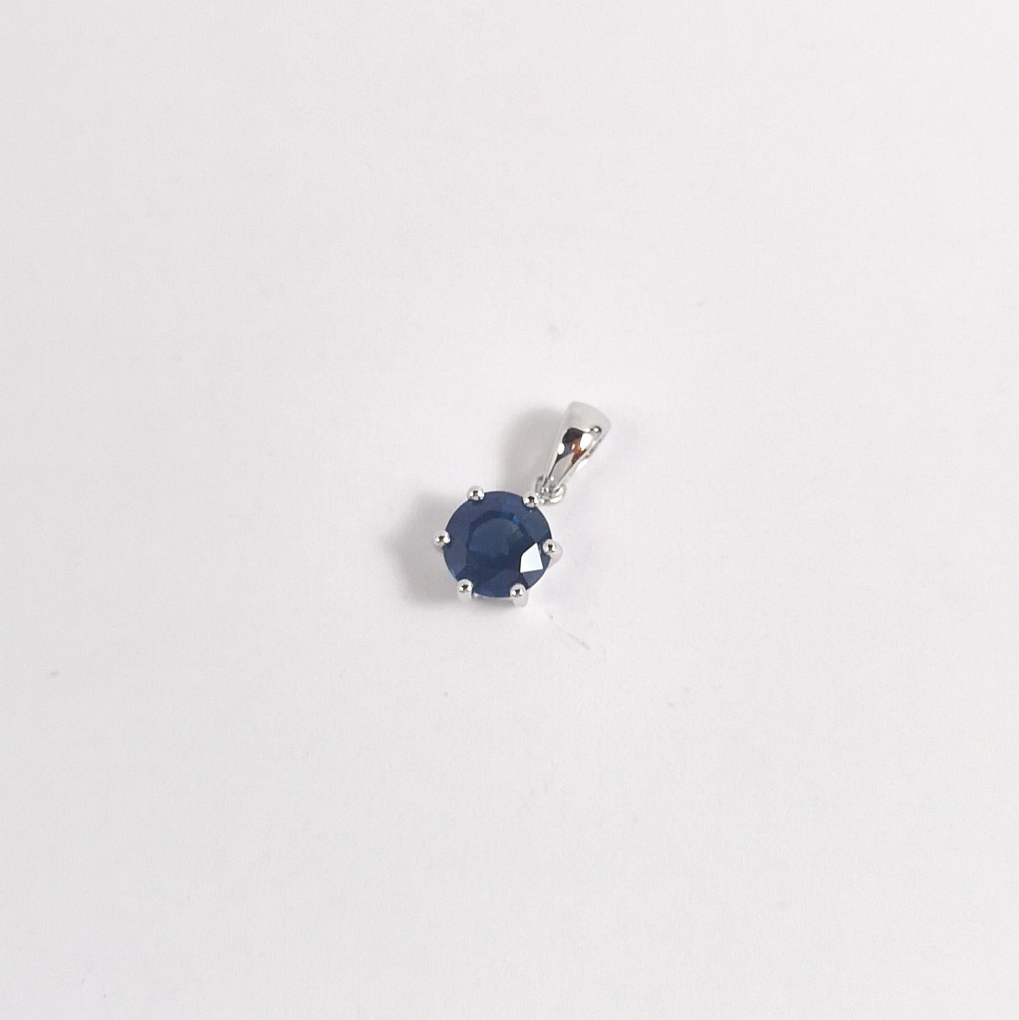Pendentif en saphir bleu serti dans des montures en or blanc 18K en vente 2