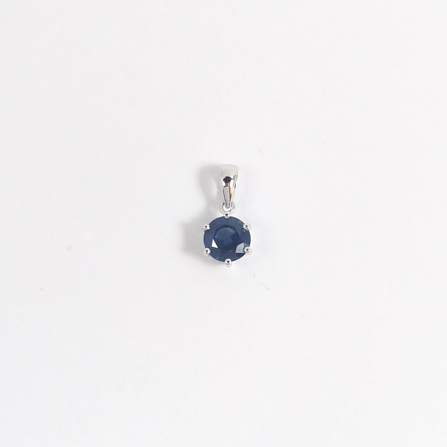 Pendentif en saphir bleu serti dans des montures en or blanc 18K en vente 3
