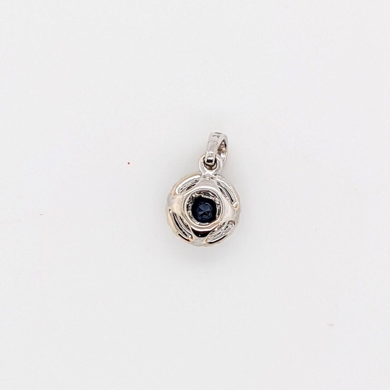 Ce magnifique pendentif présente un saphir rond de 0,51 carat entouré d'un halo de diamants naturels extraits de la terre, le tout serti dans de l'or massif 14K. Ce pendentif peut être une jolie pierre de naissance de septembre pour vos proches !