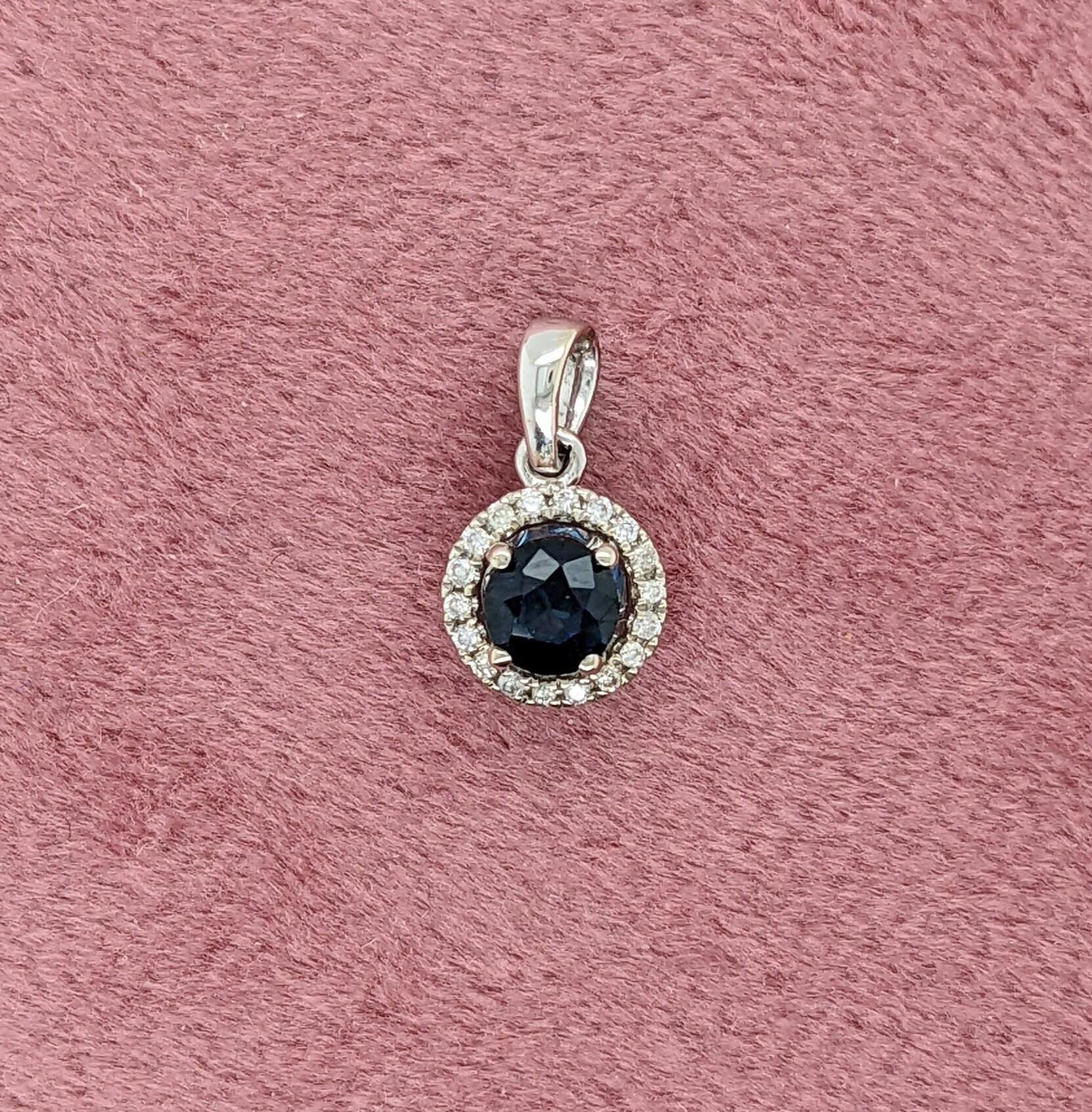 Moderne Pendentif saphir bleu avec diamants en or blanc 14K rond 4mm en vente