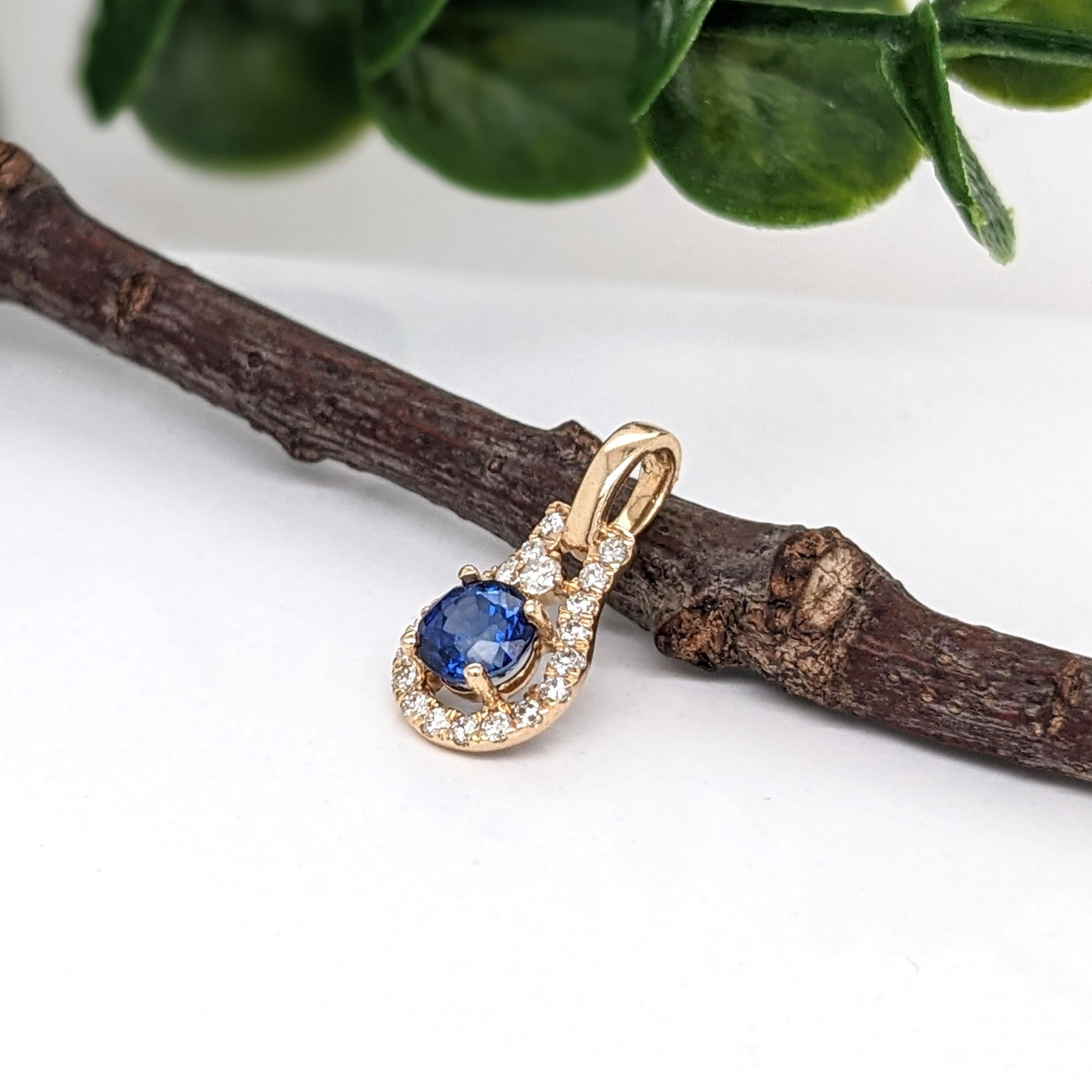 Ce pendentif en or massif 14 carats est le plus populaire de notre gamme. Il est orné d'un saphir bleu rond et d'accents de diamants naturels. Ce pendentif peut être un beau cadeau de pierre de naissance de septembre pour vos proches !