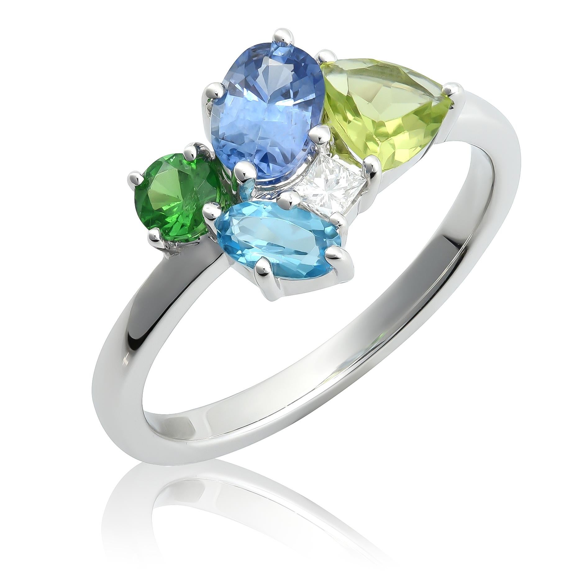 Te presentamos un exquisito anillo de oro blanco de 14 quilates con una cautivadora mezcla de piedras preciosas naturales. Esta impresionante pieza exhibe zafiro, peridoto, turmalina, tsavorita y diamantes, con un peso total de 1,52 quilates. La