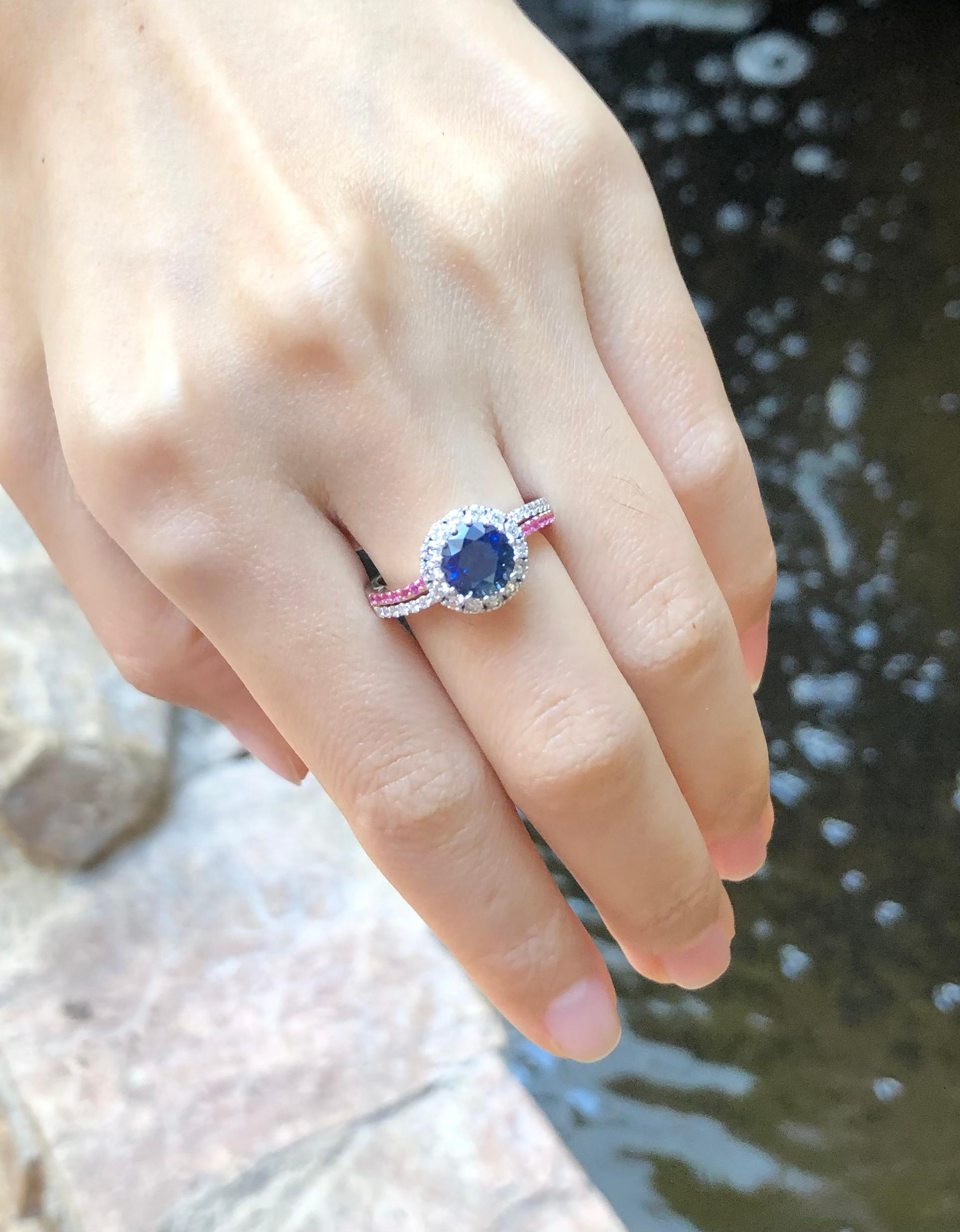 Blue Sapphire, Pink Sapphire and Diamond Engagement Ring Set in 18K White Gold In New Condition For Sale In Bangkok, TH