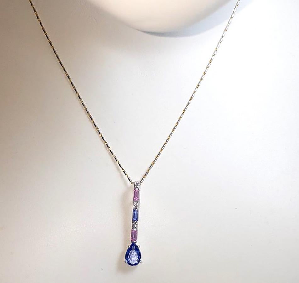 Anhänger mit blauem Saphir (1,25 Karat), rosa Saphir (0,34 Karat) und Diamant (0,07 Karat) in einer Fassung aus 18 Karat Weißgold
(Kette nicht enthalten)

Breite: 0,6 cm 
Länge: 2.9 cm
Gesamtgewicht: 1.65 Gramm

