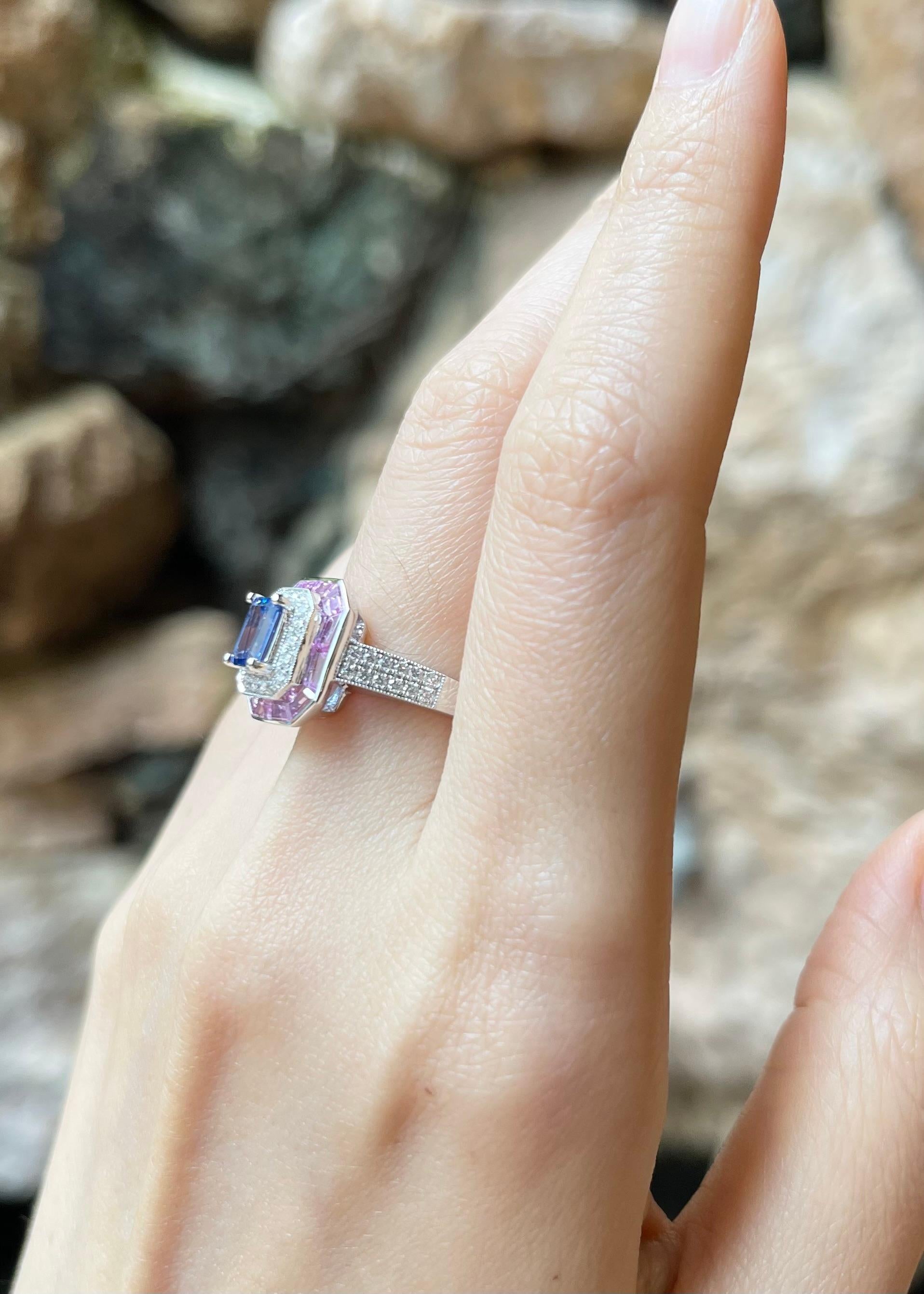 Blue Sapphire, Pink Sapphire and Diamond Ring set in 18K White Gold Settings In New Condition For Sale In Bangkok, TH