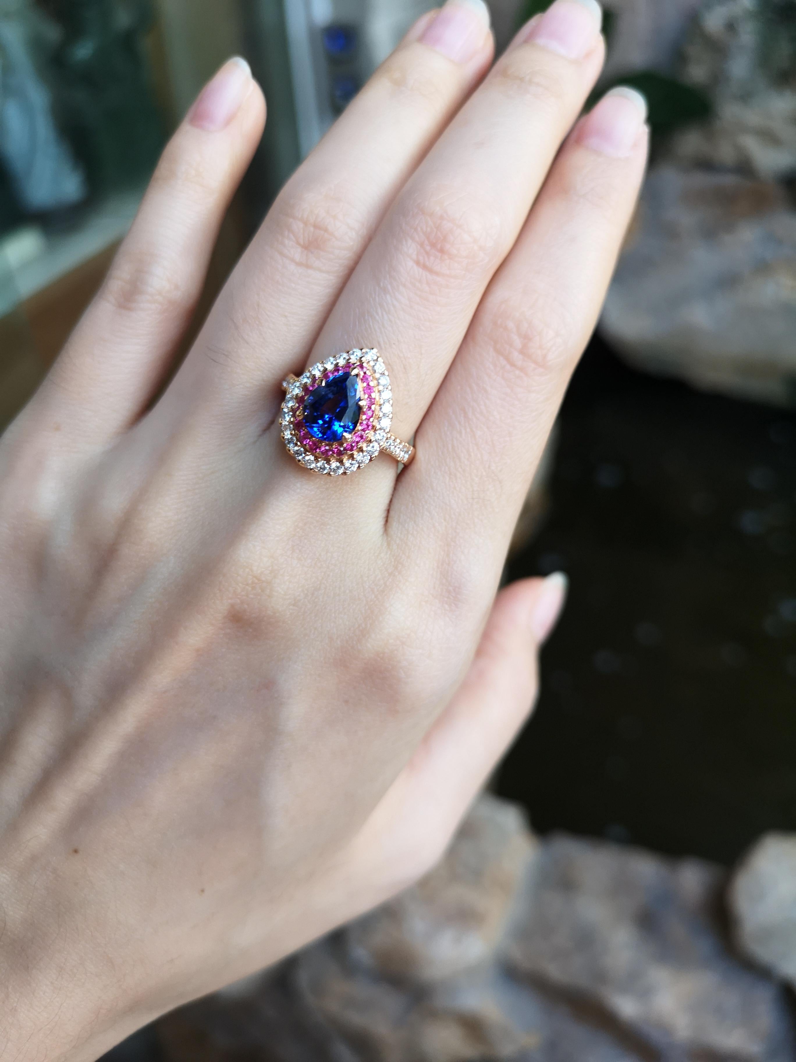 Bague avec saphir bleu 2,40 carats, saphir rose 0,27 carat et diamant 0,54 carat sertis dans une monture en or rose 18 carats 

Largeur : 1,3 cm
Longueur : 1,6 cm 
Taille de l'anneau : 51

