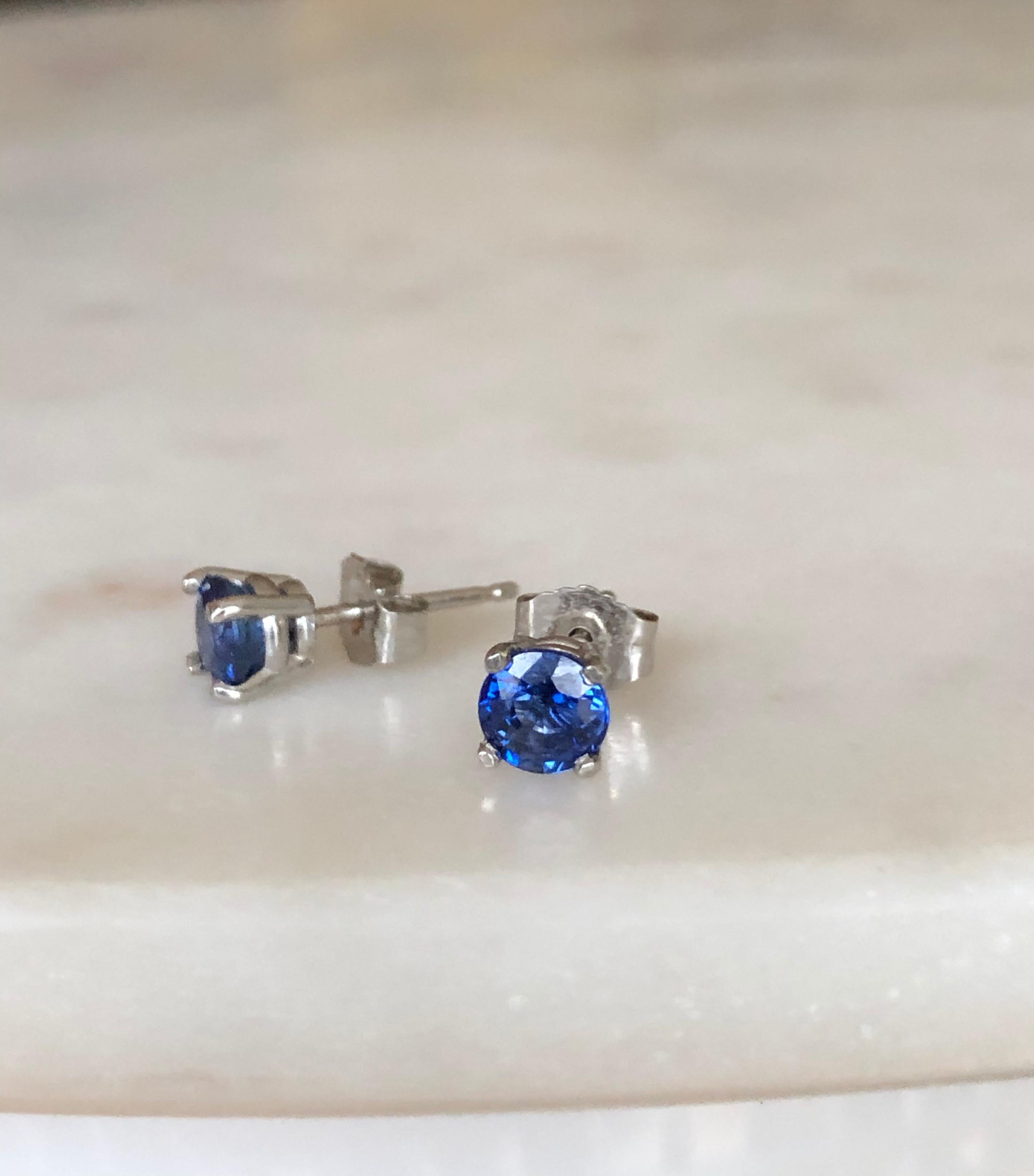 Women's or Men's Blue Sapphire Platinum Stud Earrings For Sale