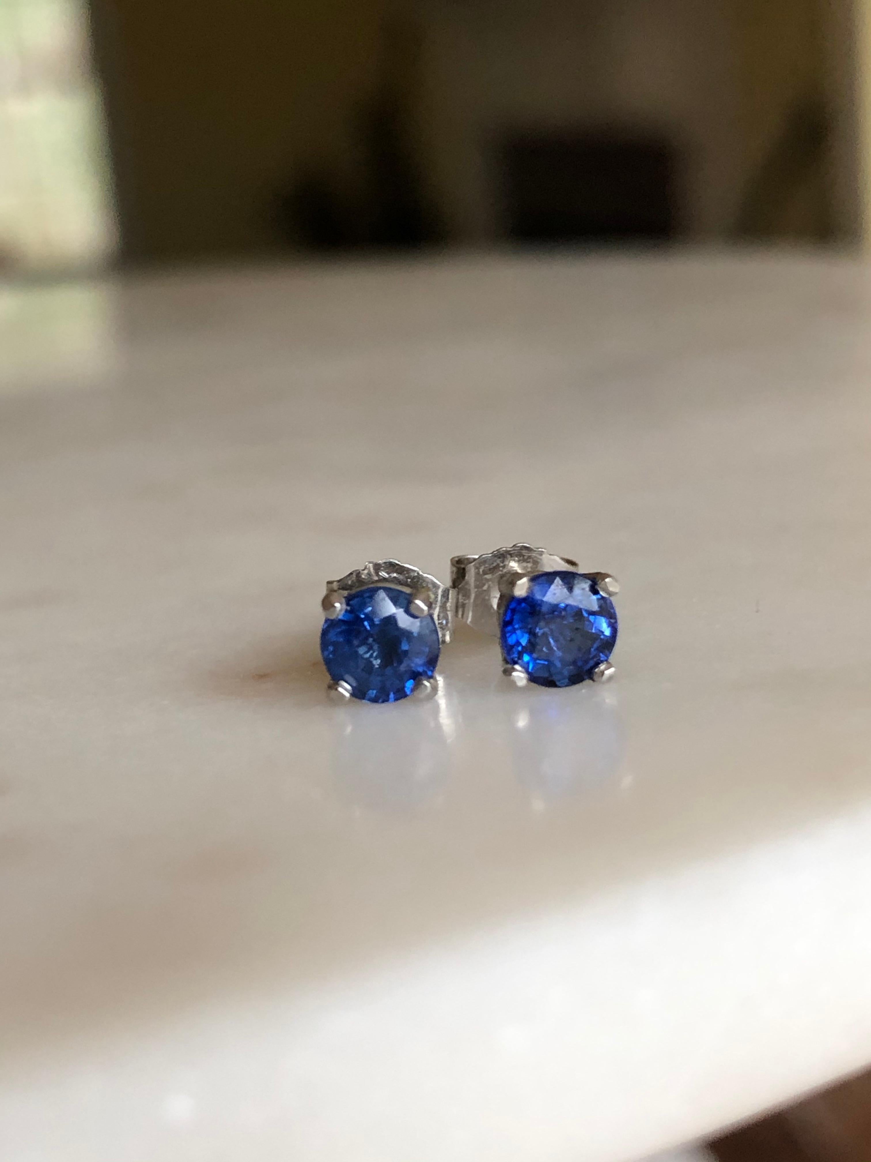 Blue Sapphire Platinum Stud Earrings For Sale 1