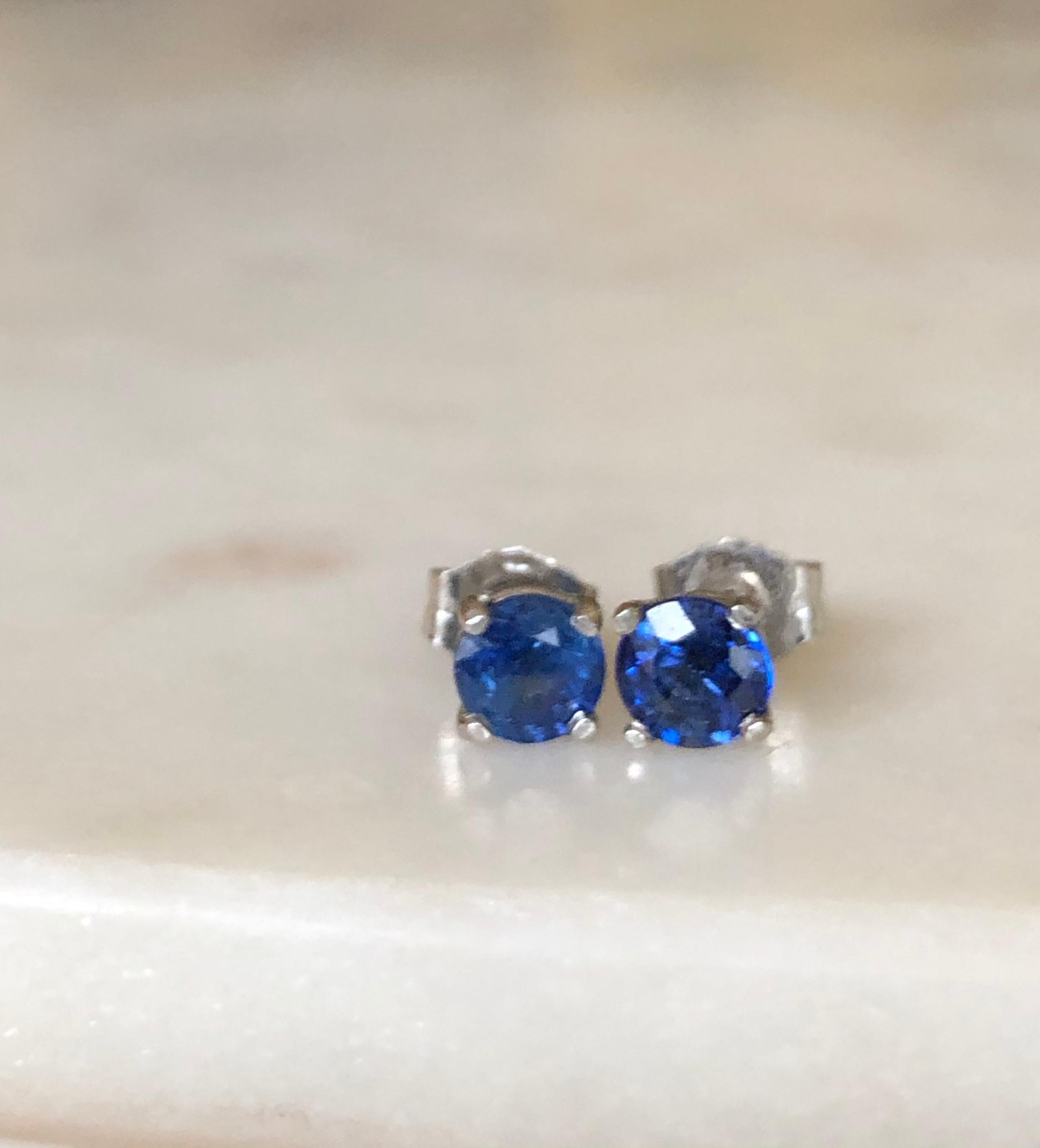 Blue Sapphire Platinum Stud Earrings For Sale 2
