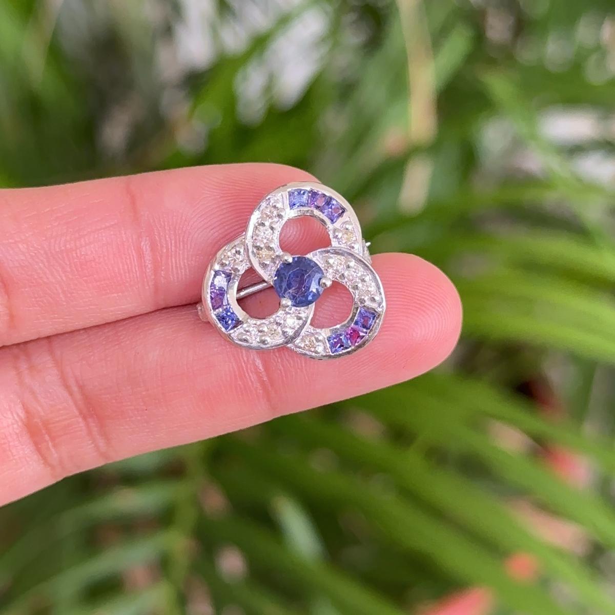Art Déco Spilla a forma di fiore di papavero con zaffiro blu, realizzata in argento 925. in vendita