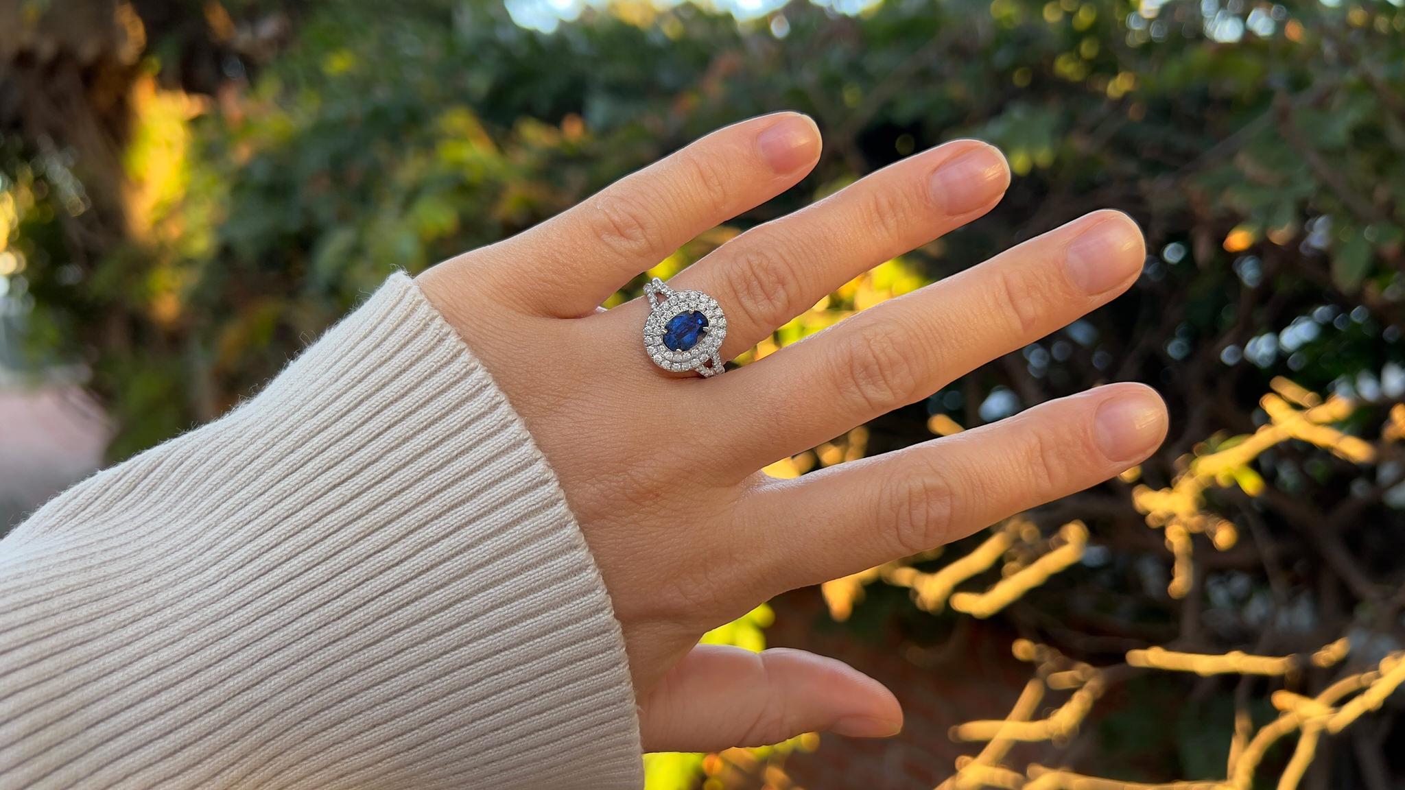 Sapphire Ring With Diamonds 2.03 Carats 18K White Gold In Excellent Condition For Sale In Carlsbad, CA